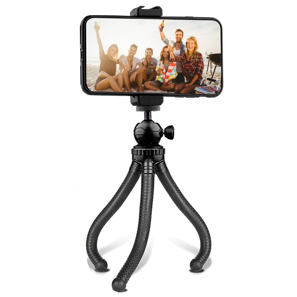 Een smartphone is gemonteerd op een flexibel statief, met een groep mensen op het strand.