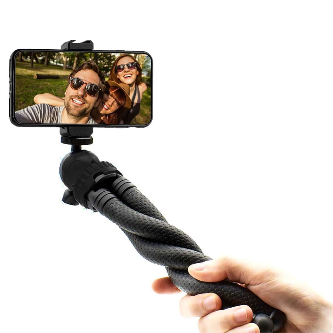 Een smartphone op een flexibel statief, met een foto van drie personen.