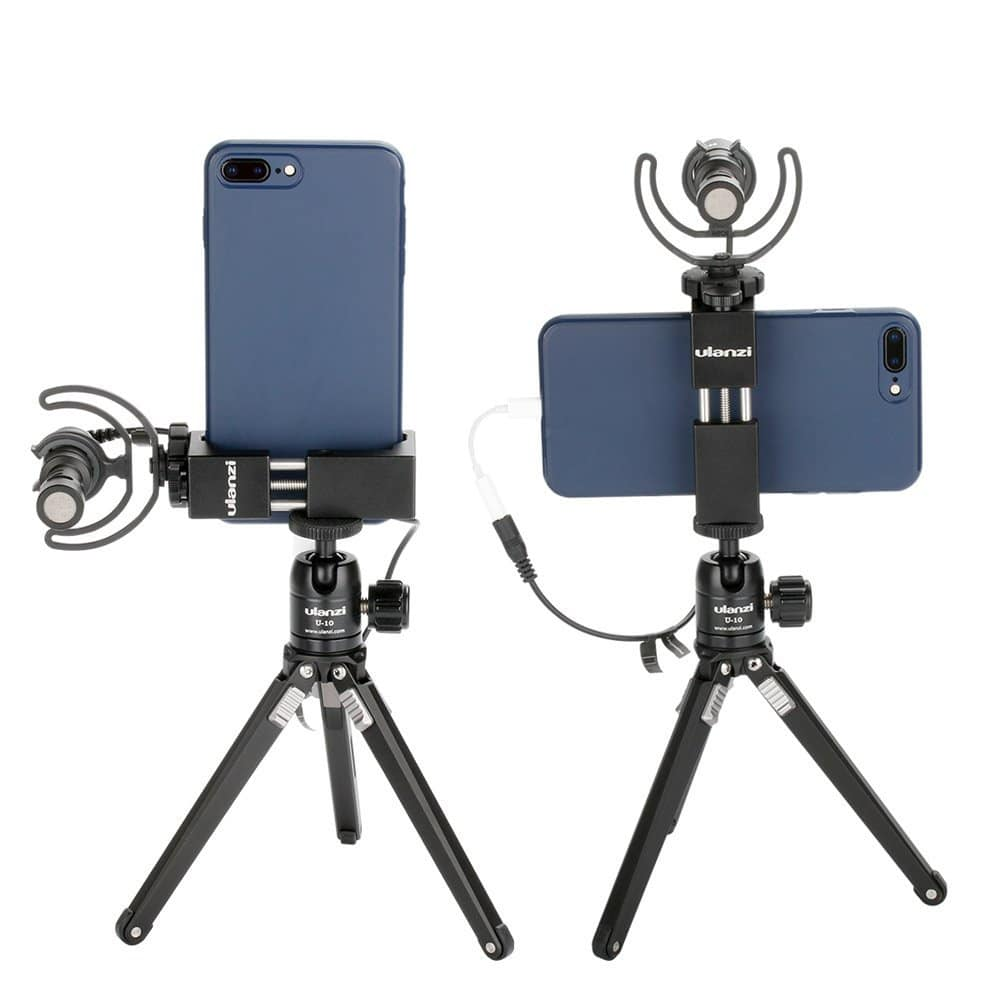 Deux téléphones montés sur trépieds, un avec un microphone, pour l'enregistrement vidéo.