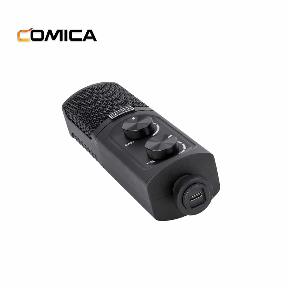 Een zwarte microfoon met twee knoppen en een USB-poort, met het Comica-logo.