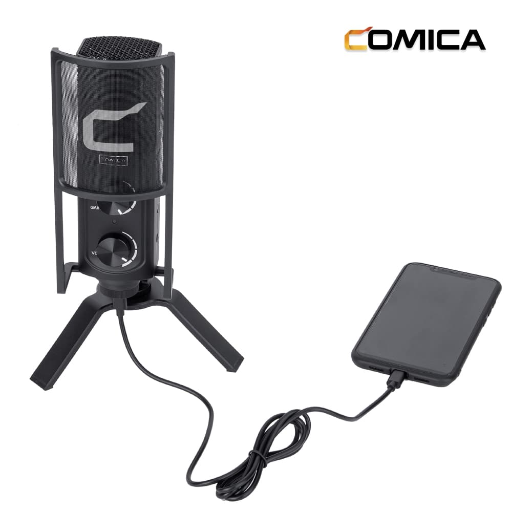 Zwarte microfoon op een standaard, verbonden met een telefoon met een kabel. Comica logo rechts.