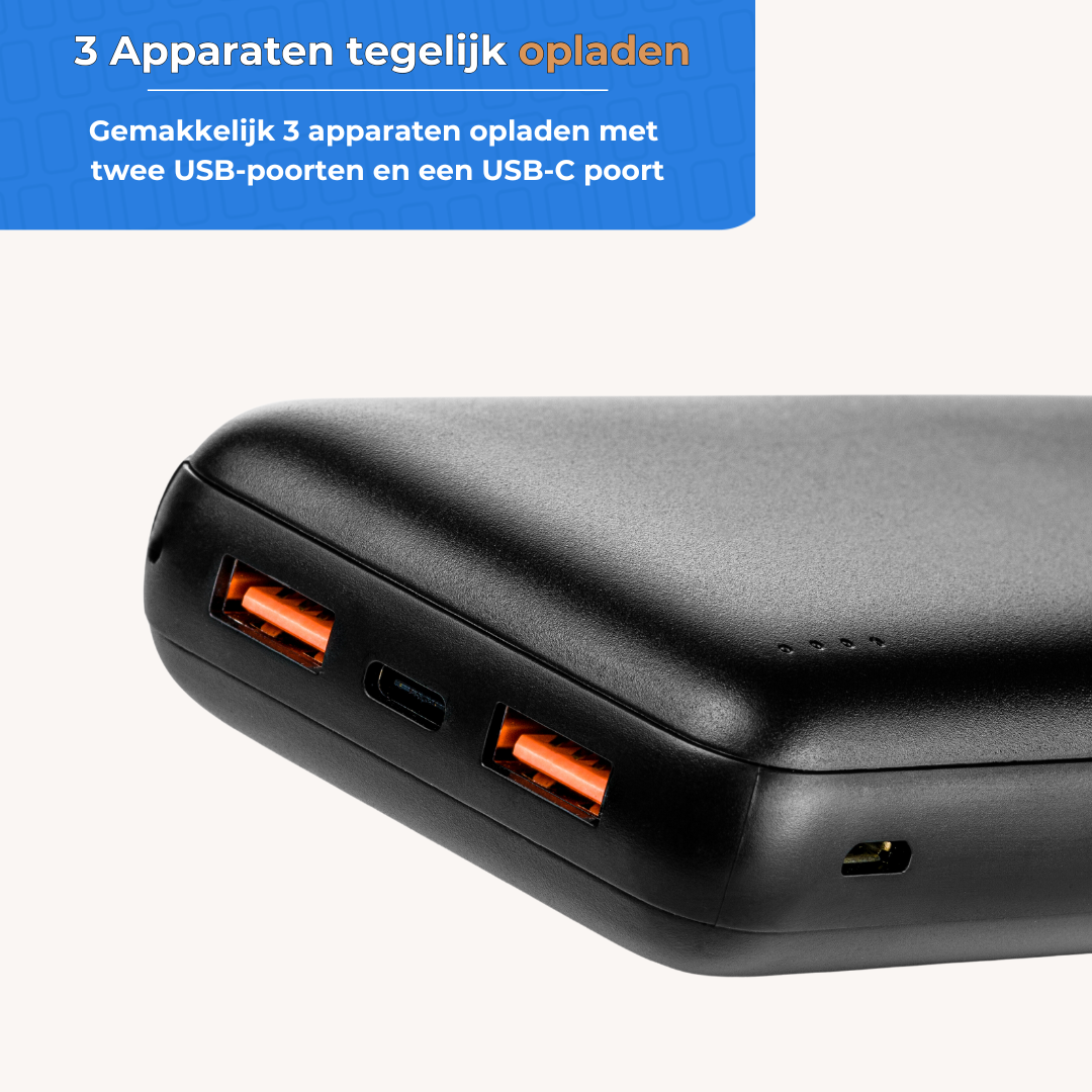 Zwarte powerbank met twee oranje USB-poorten. Nederlandse tekst: 'Laad 3 apparaten tegelijk op'.