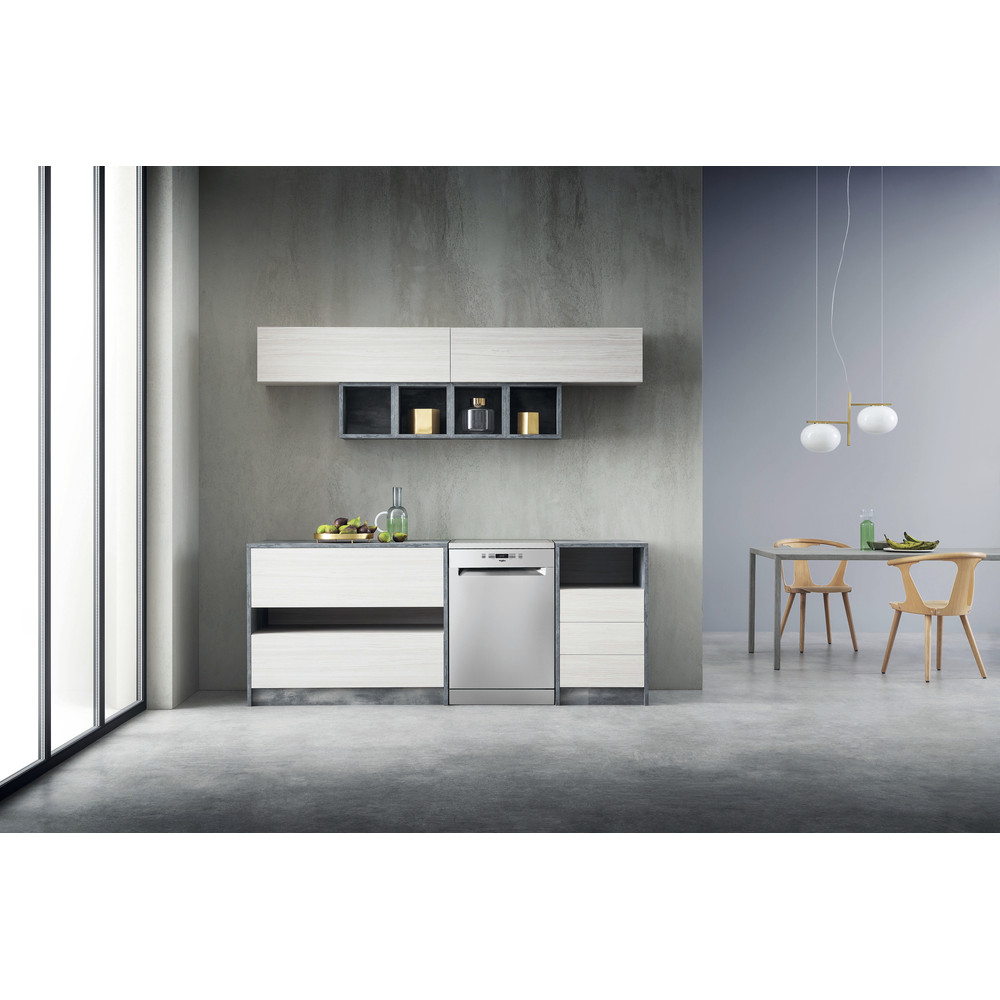Küche mit Spülmaschine. Edelstahl-Spülmaschine, Holzschränke und graue Wand. Modernes Design.