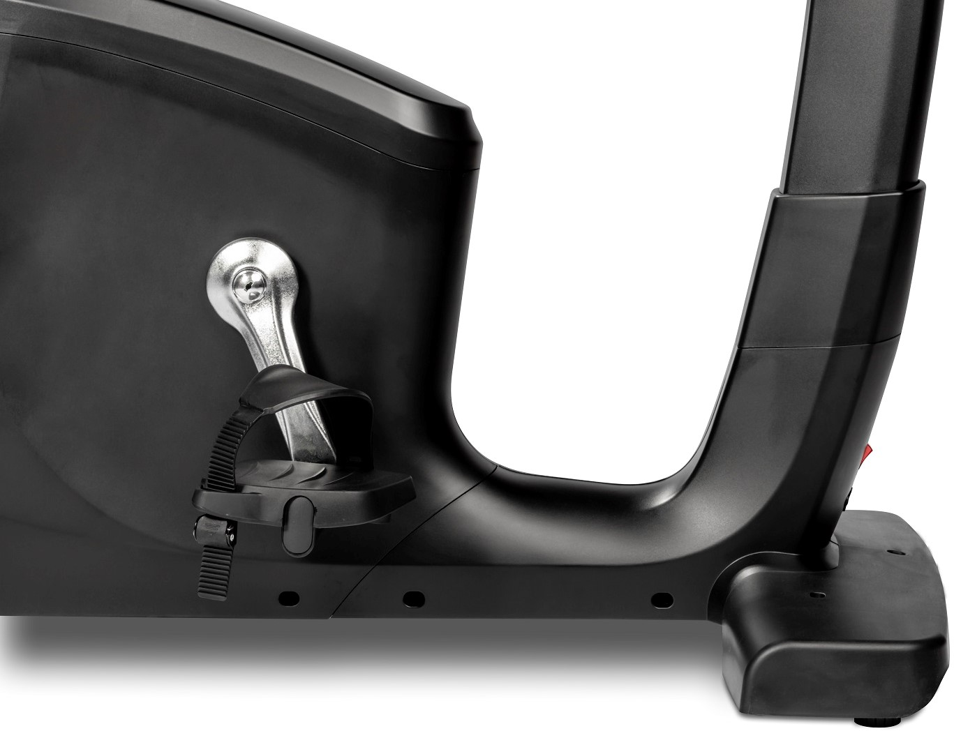 Schwarzer Heimtrainer-Sockel und Pedale, silbernes Metallpedal. Weißer Hintergrund.