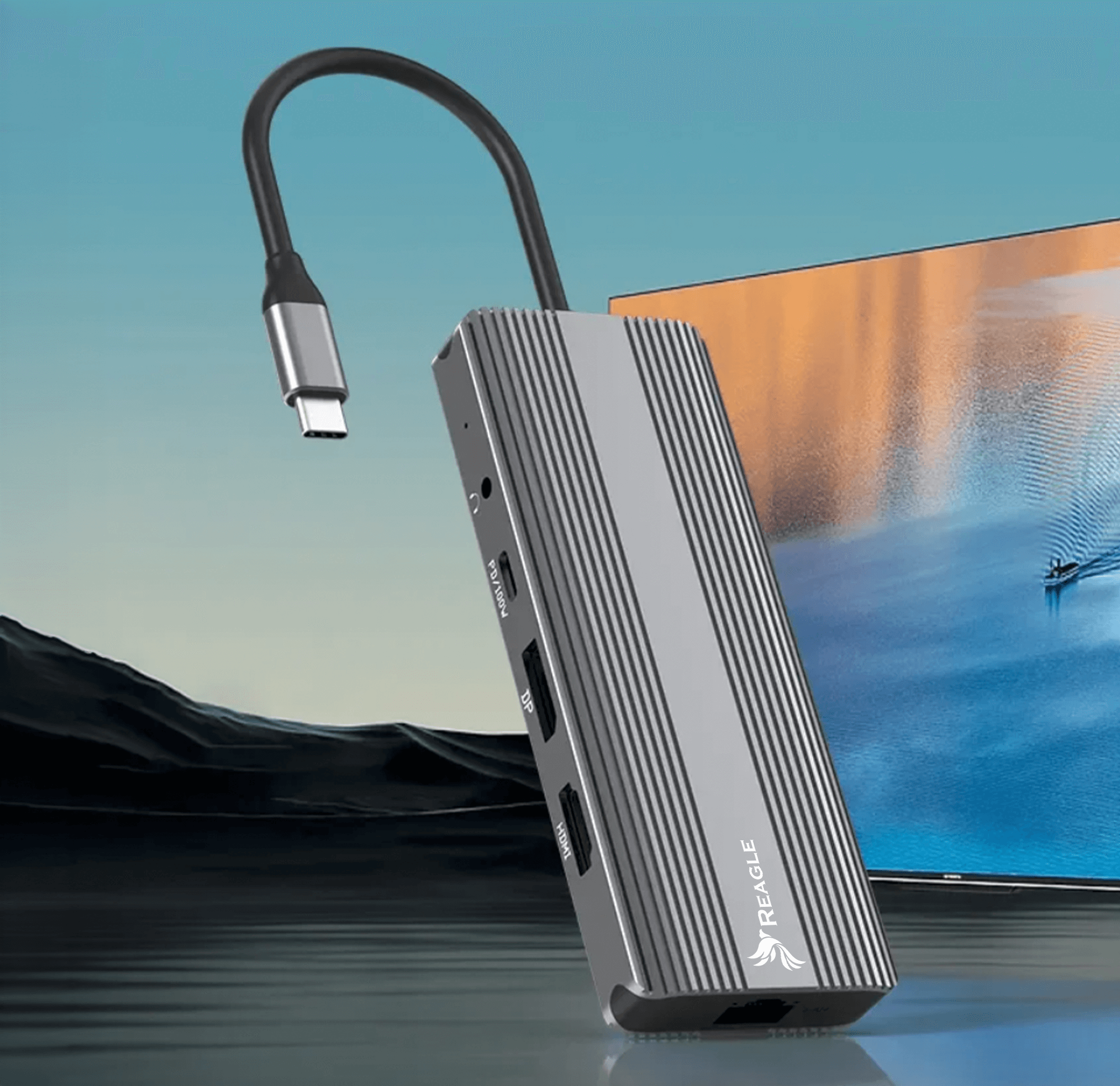 Srebrny hub z kablem USB-C. Porty HDMI, USB, Ethernet. Z ekranem w tle.