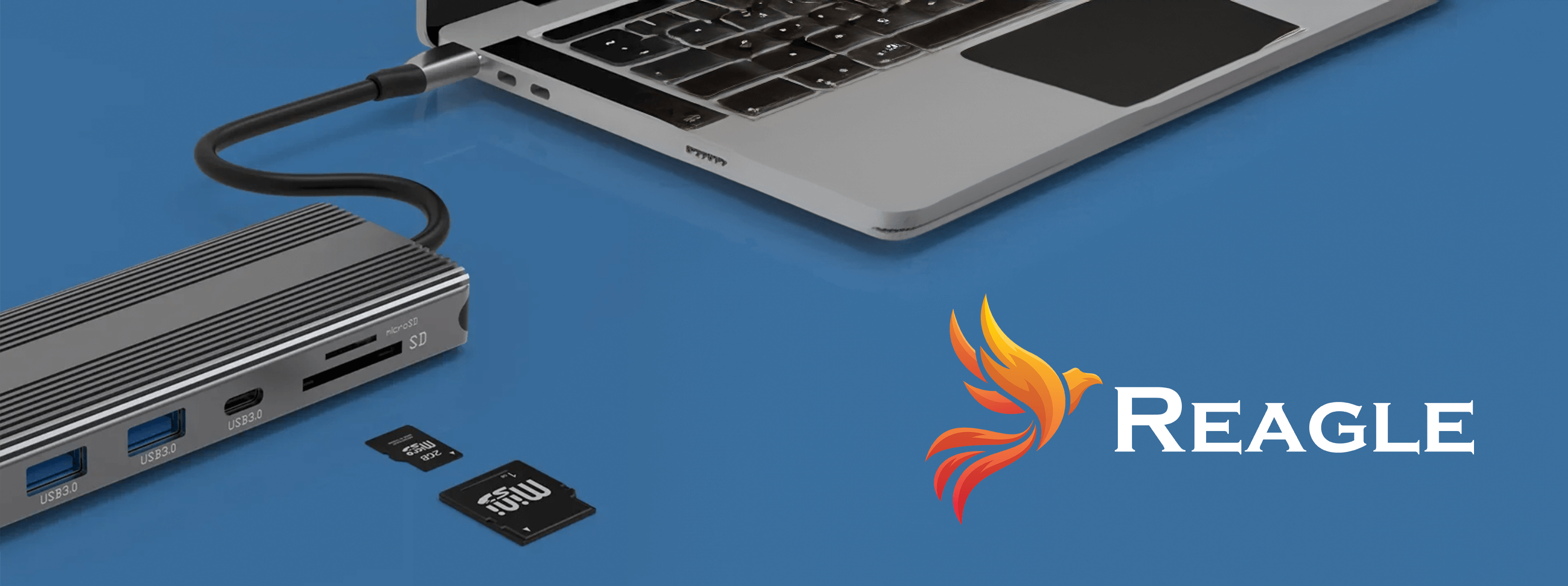 Laptop podłączony do huba z portami USB, gniazdami kart SD i kartami, na niebieskim tle.