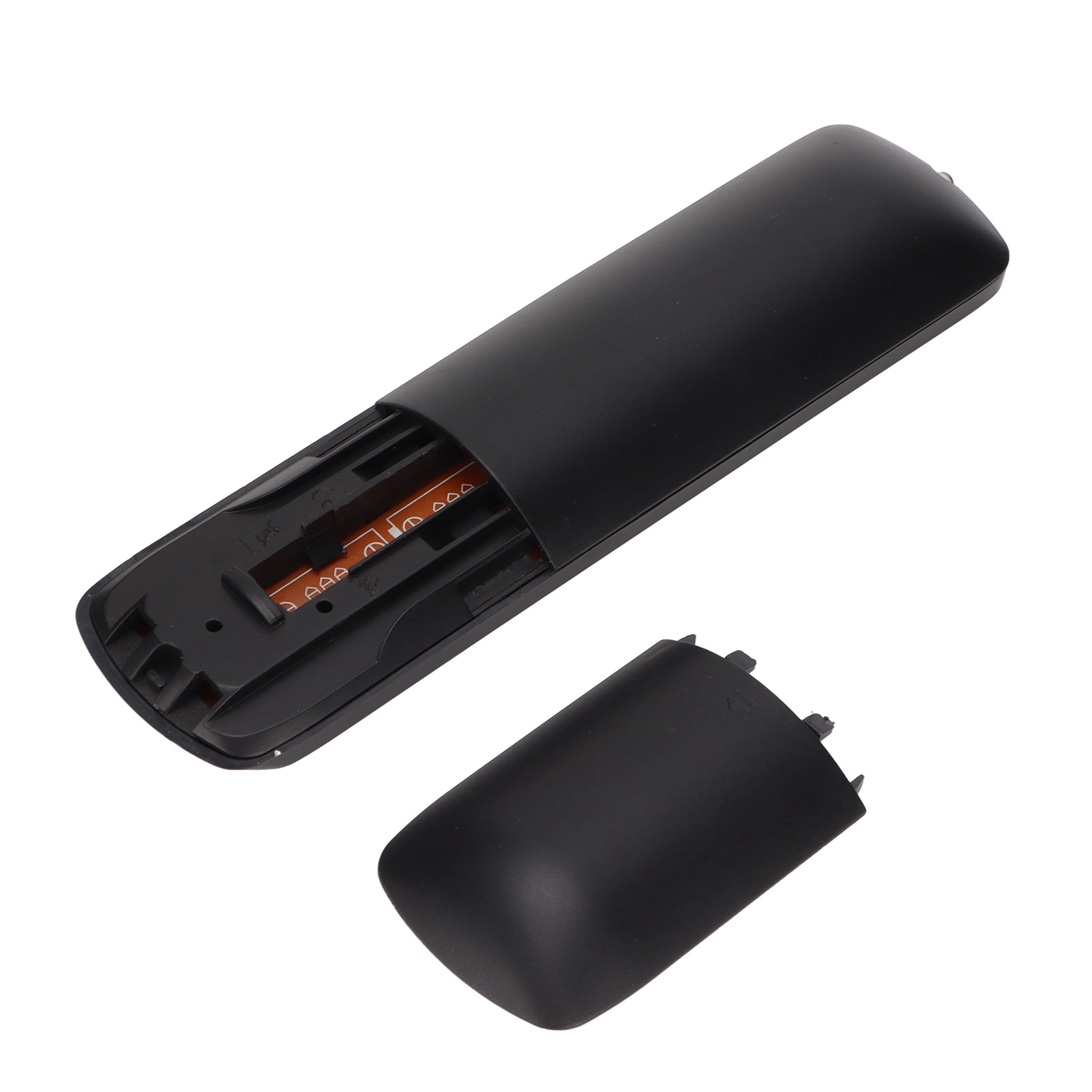 Geöffnete schwarze Fernbedienung mit sichtbaren Batterien und abgenommener Abdeckung.
