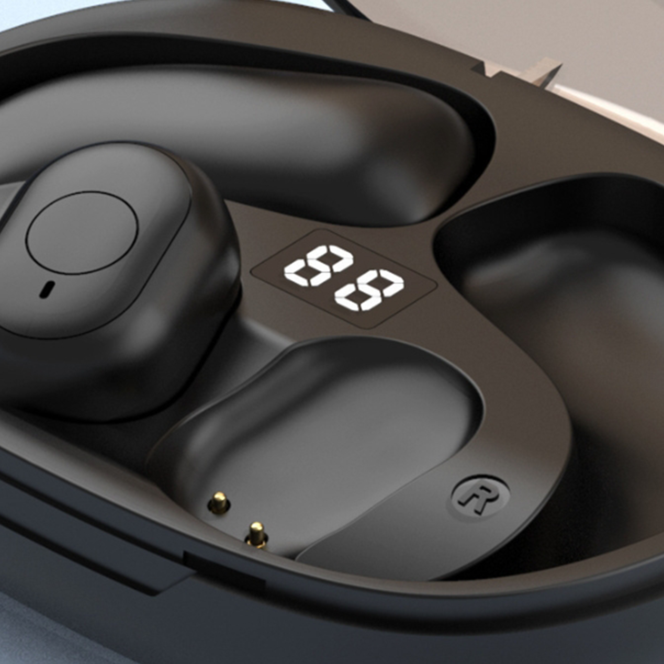Schwarze kabellose Ohrhörer in ihrem Ladeetui, das einen Batterieprozentsatz anzeigt.
