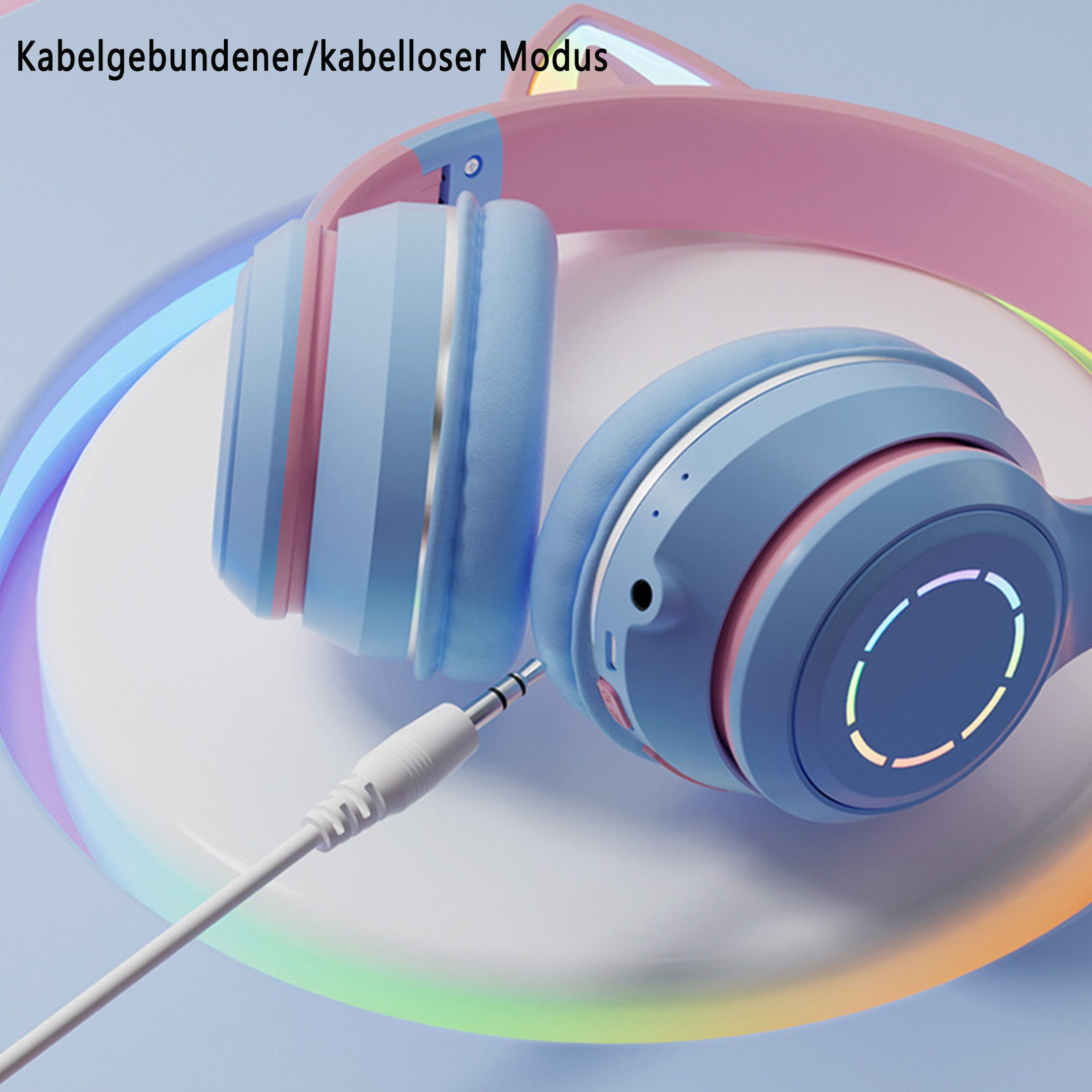 Blaue und rosa Kopfhörer mit weißem Kabel, auf hellblauem Hintergrund.