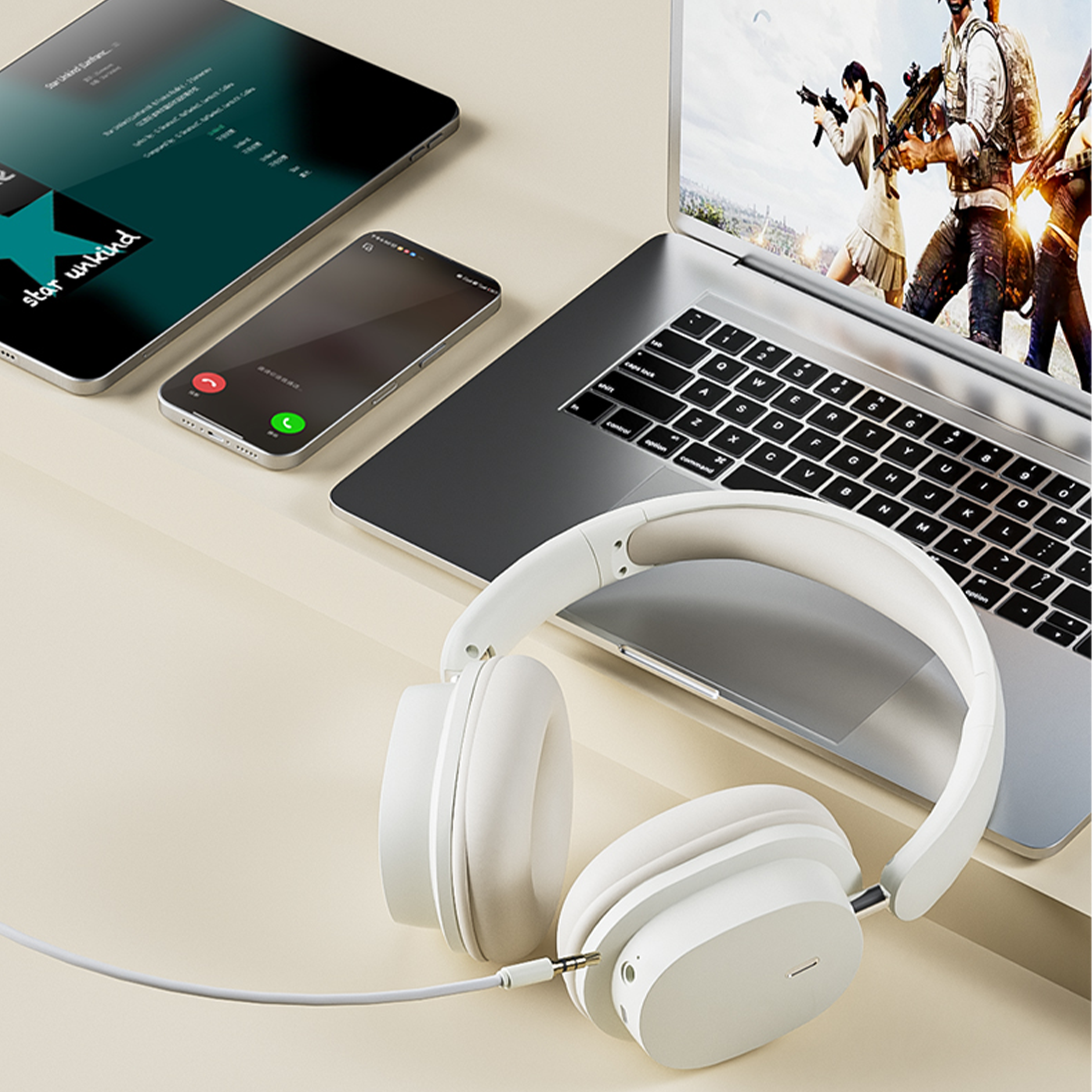 Weiße Kopfhörer, Tablet, Telefon und Laptop mit einer Spielszene.