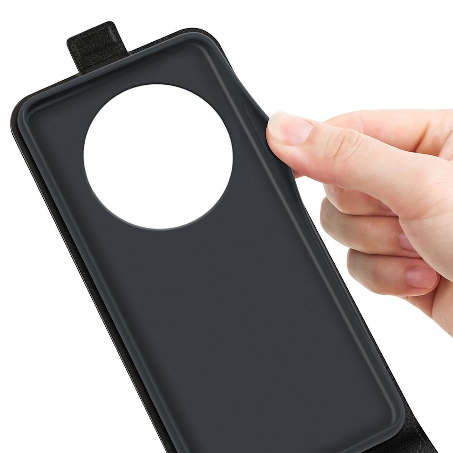 Hand öffnet eine schwarze Handyhülle. Die Hülle hat einen großen kreisförmigen Ausschnitt.