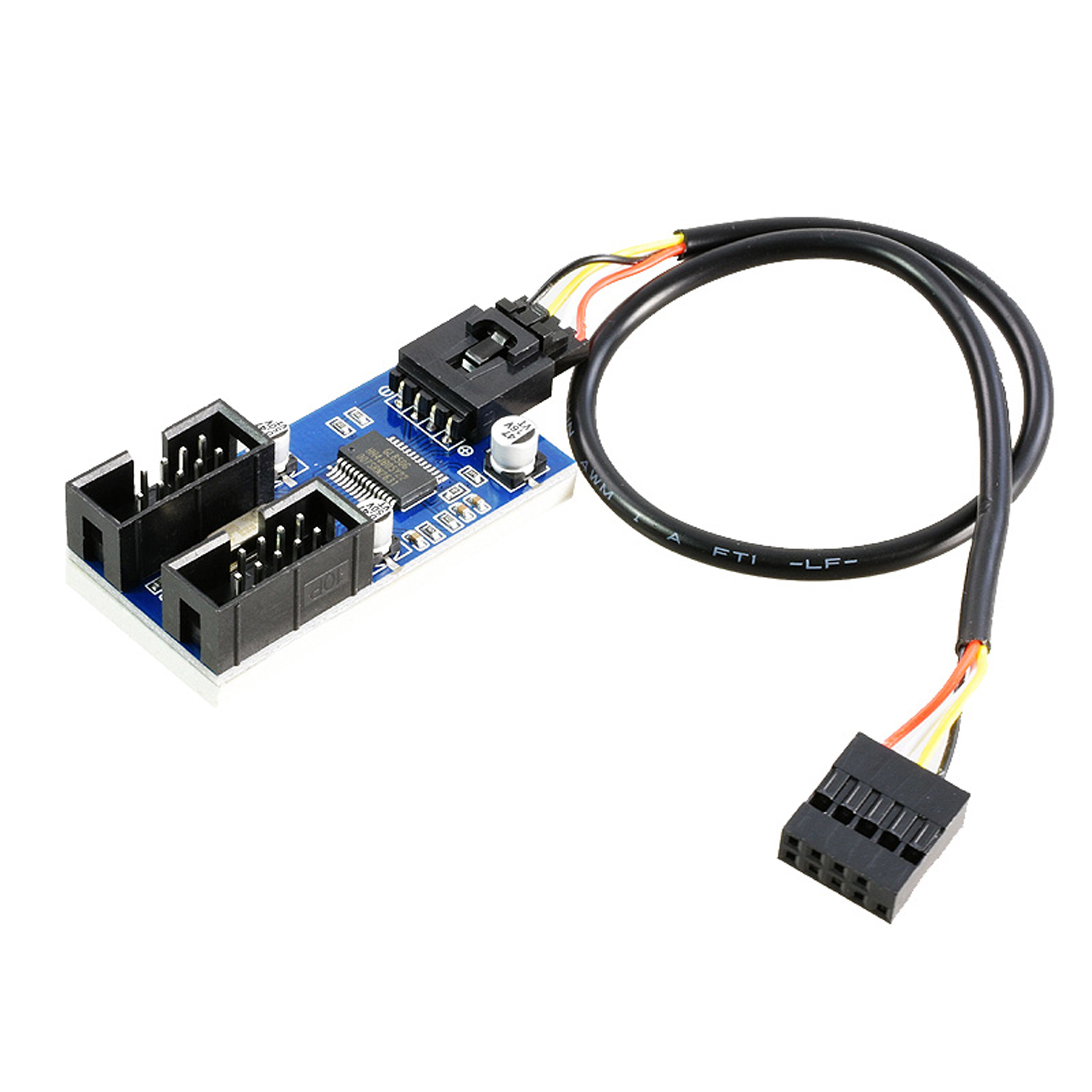 USB 2.0-Anschluss mit einer blauen Leiterplatte und schwarzen Anschlüssen. Schwarzes Kabel. Weißer Hintergrund.