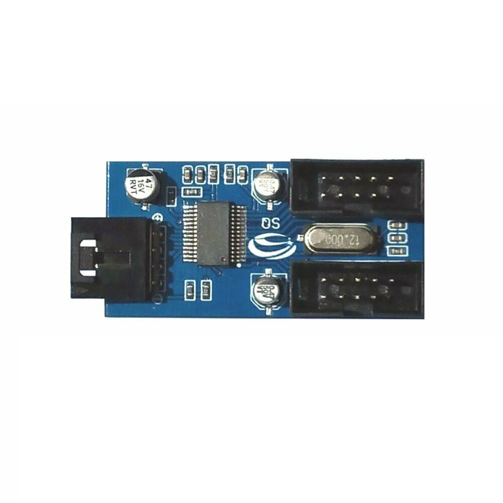 Blaue Platine mit Anschlüssen. Elektronische Bauteile sichtbar. Weißer Hintergrund.