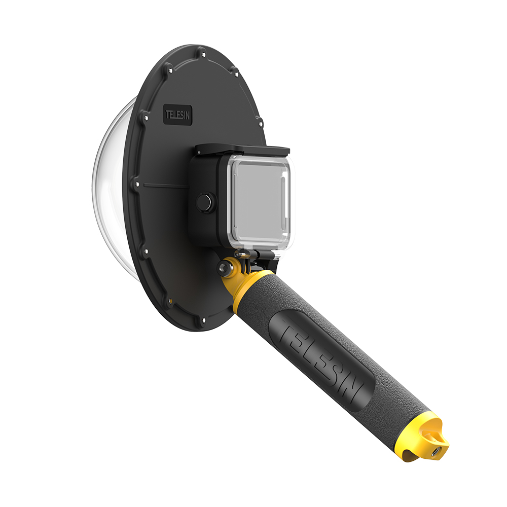 Een GoPro-camera in een koepelpoort en handvat, tegen een witte achtergrond.