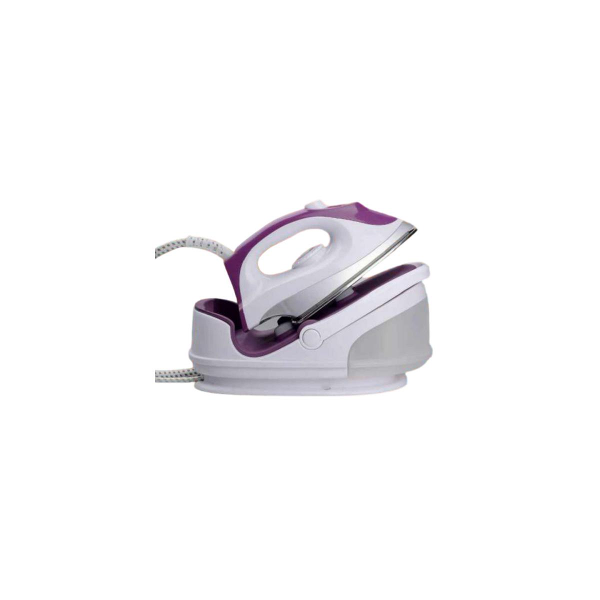 Ferro da stiro a vapore bianco e viola sul suo supporto, su sfondo bianco, con cavo bianco.