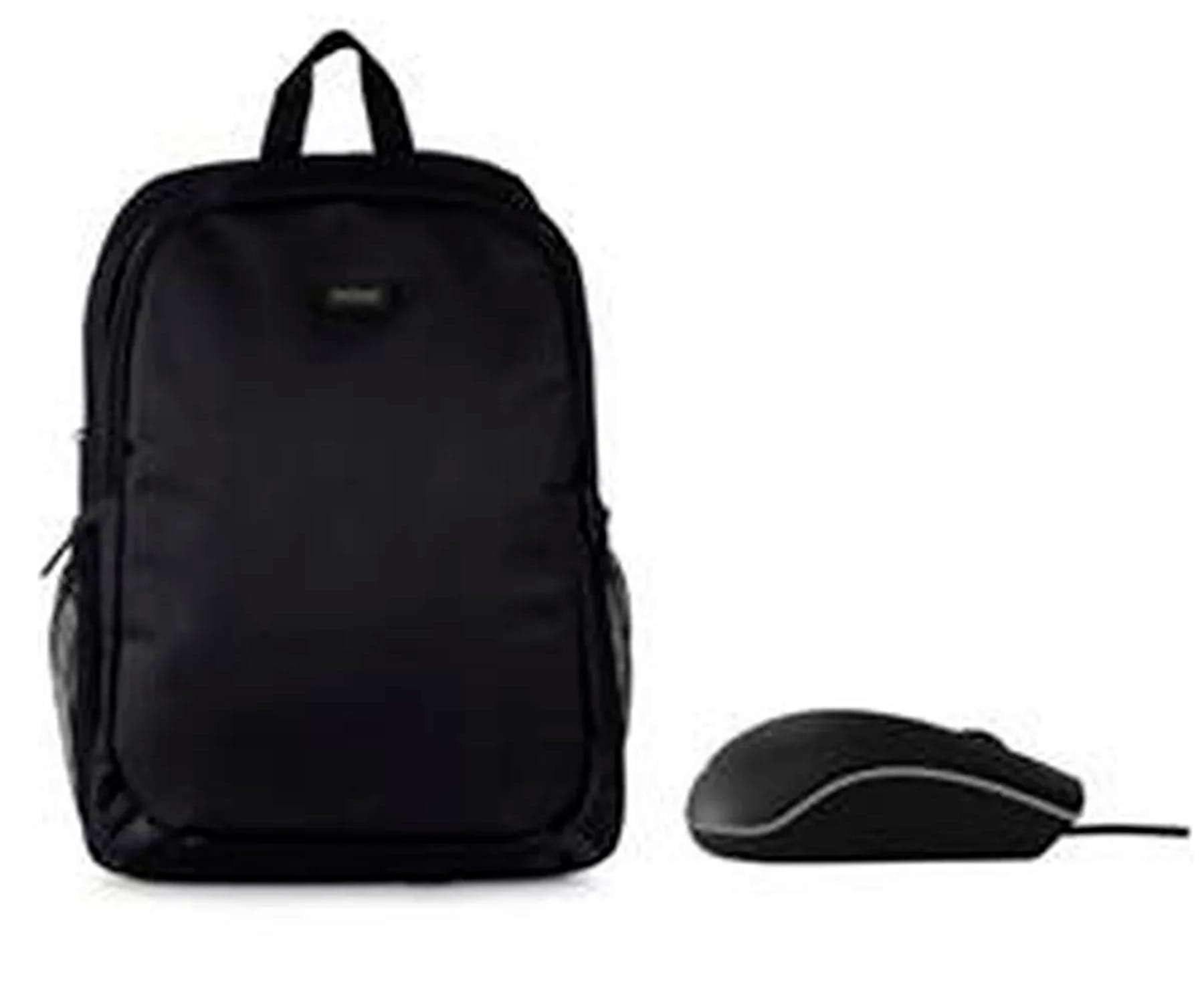 Ein schwarzer Rucksack und eine schwarze Computermaus liegen auf einer weißen Oberfläche. Der Rucksack ist links.