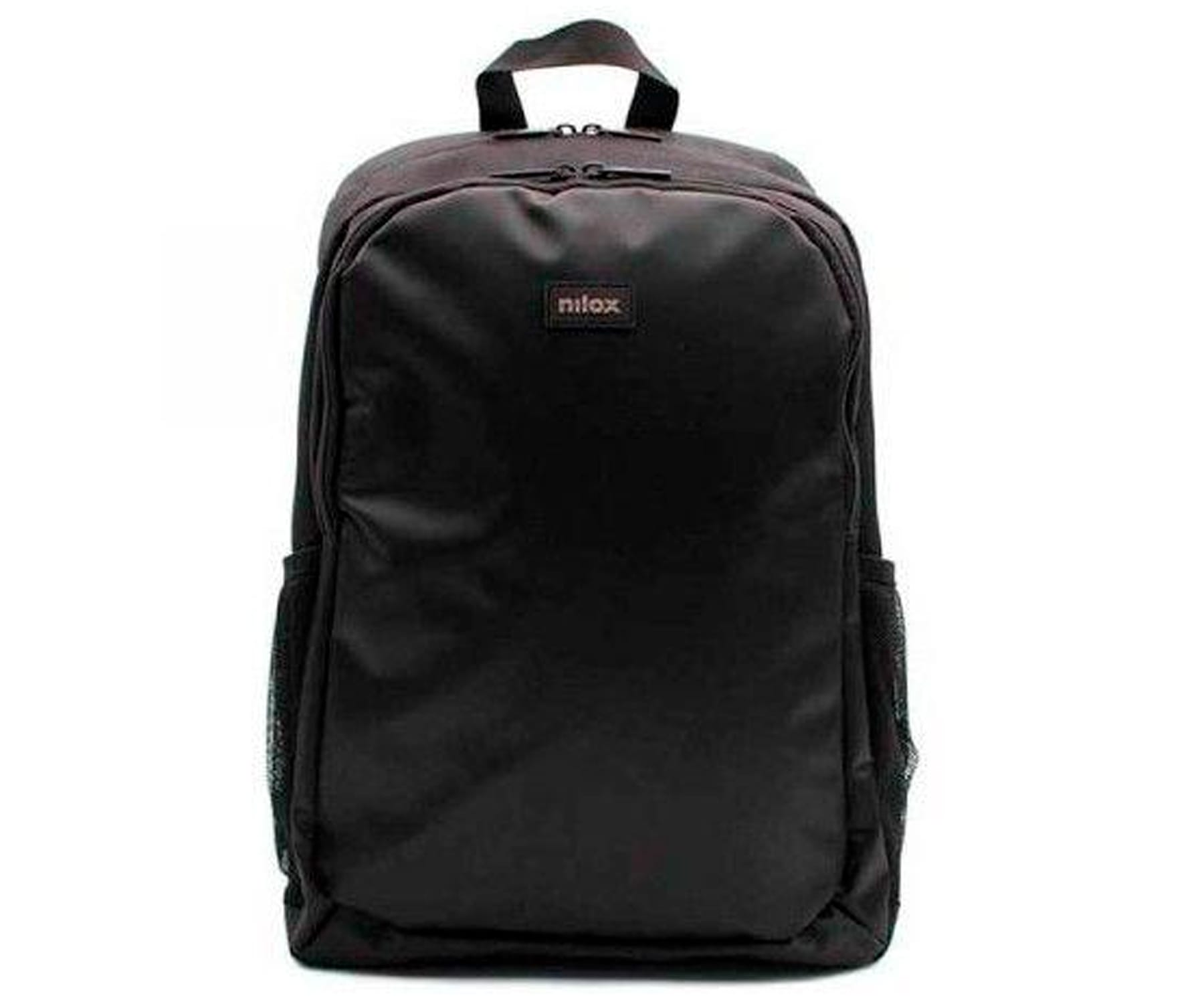 Ein schwarzer Rucksack mit mehreren Fächern, ein kleines Markenetikett.