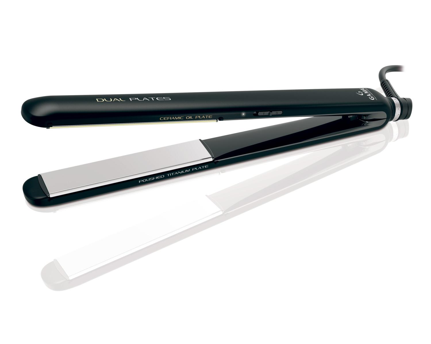 Piastra per capelli nera con piastre in ceramica su sfondo bianco. Le piastre sono aperte.