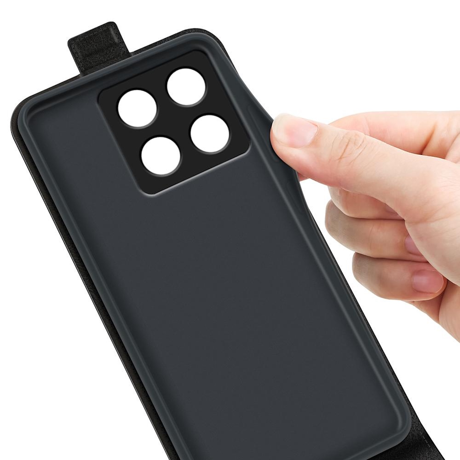 Funda negra para teléfono con recortes para la cámara, sostenida por una mano.
