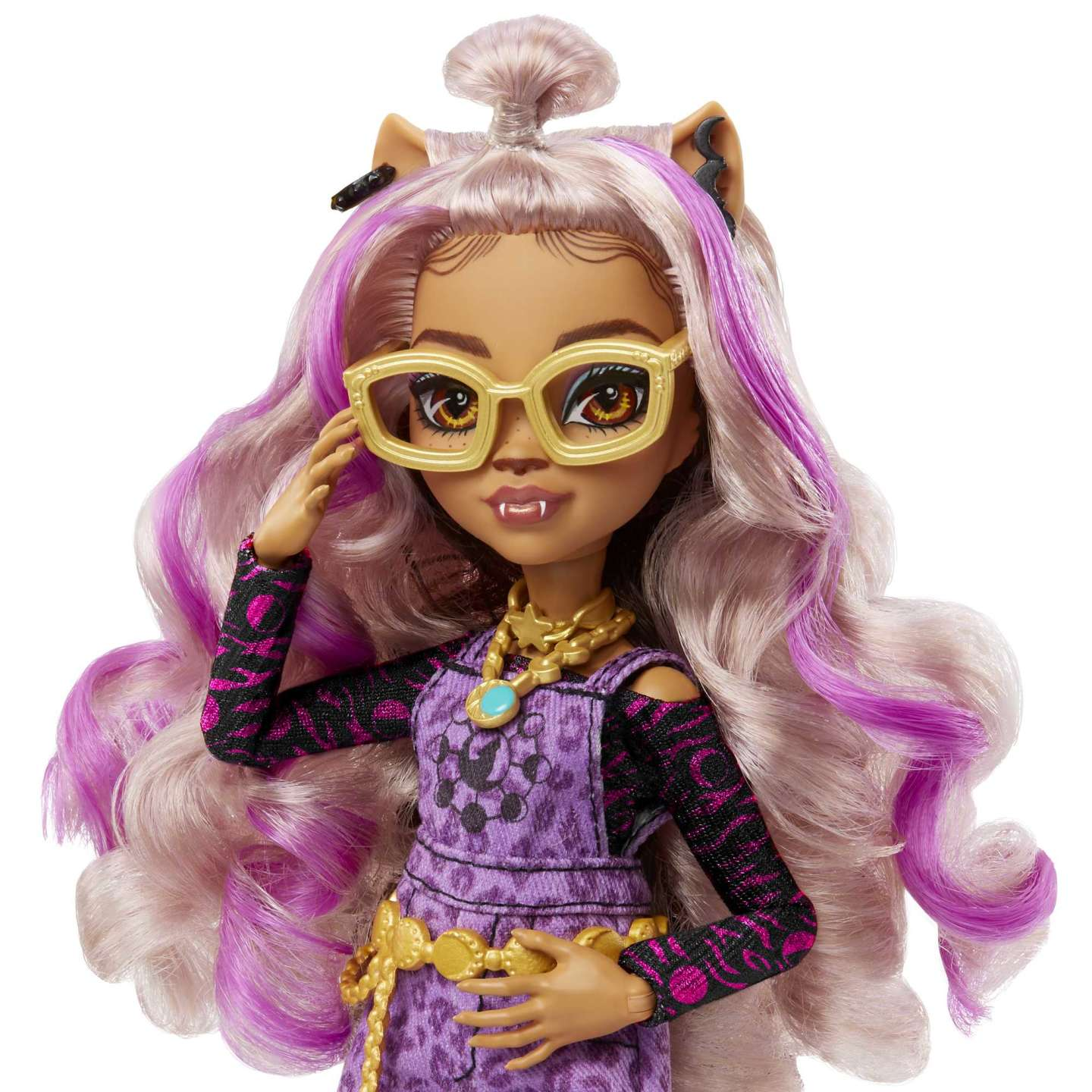 Una bambola Monster High con occhiali, capelli rosa e viola e un vestito viola.