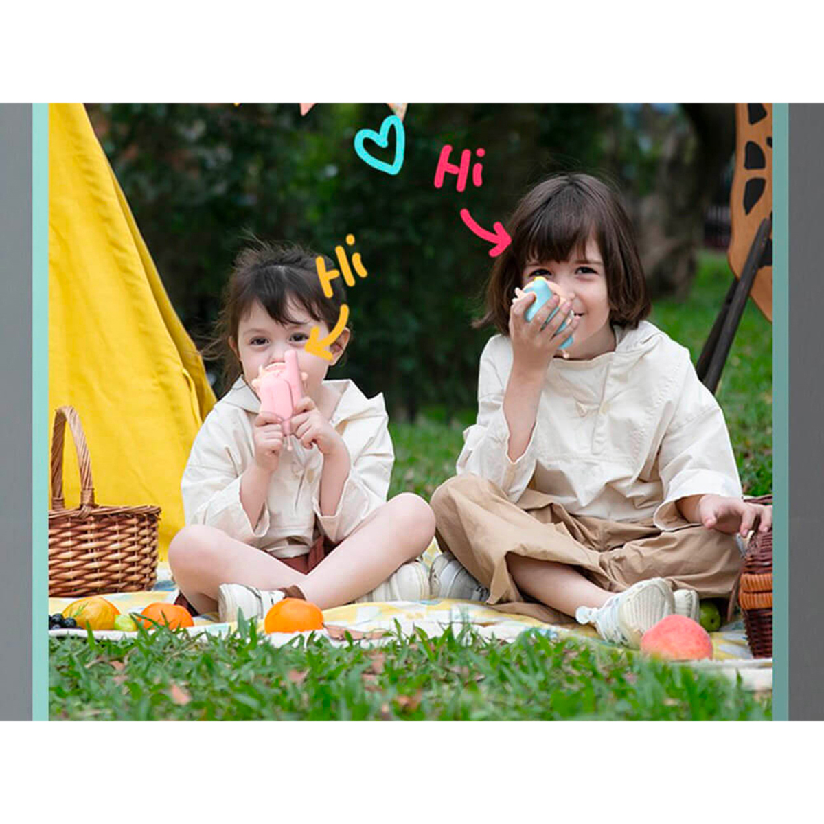Due bambini a picnic con snack. Fumetti rosa e blu.
