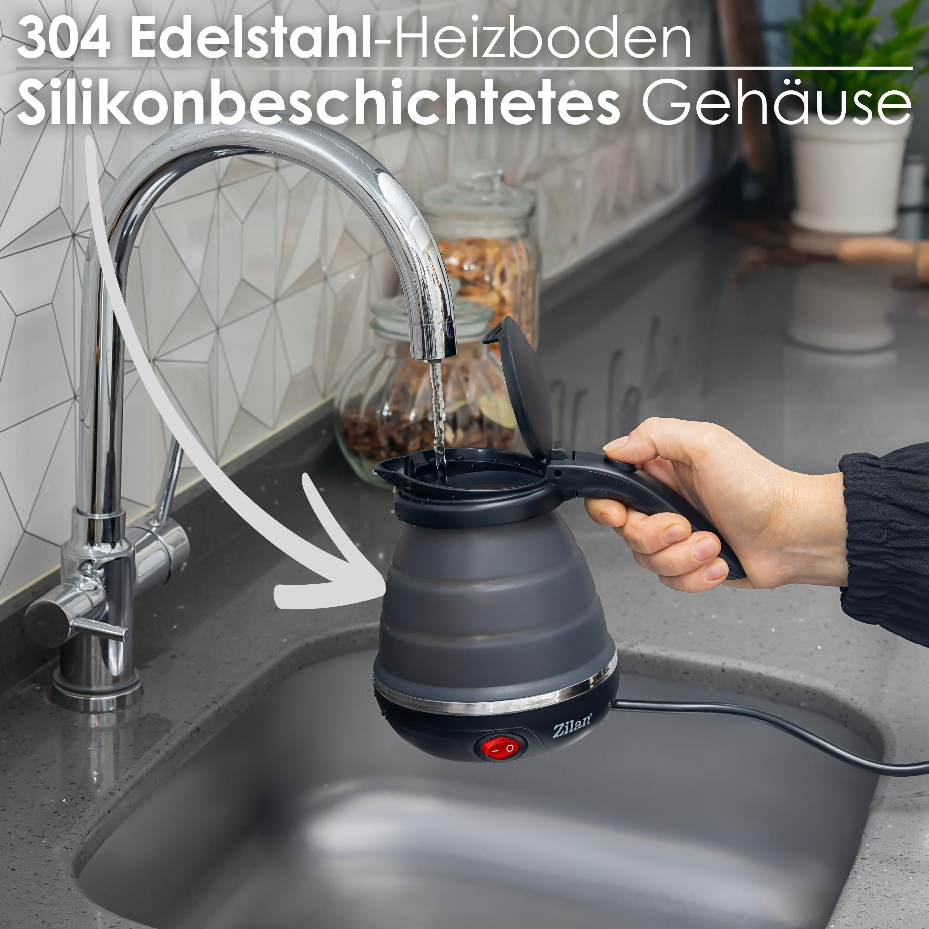 Ein schwarzer Wasserkocher wird aus einem Chromhahn mit Wasser gefüllt. Das Spülbecken ist grau.