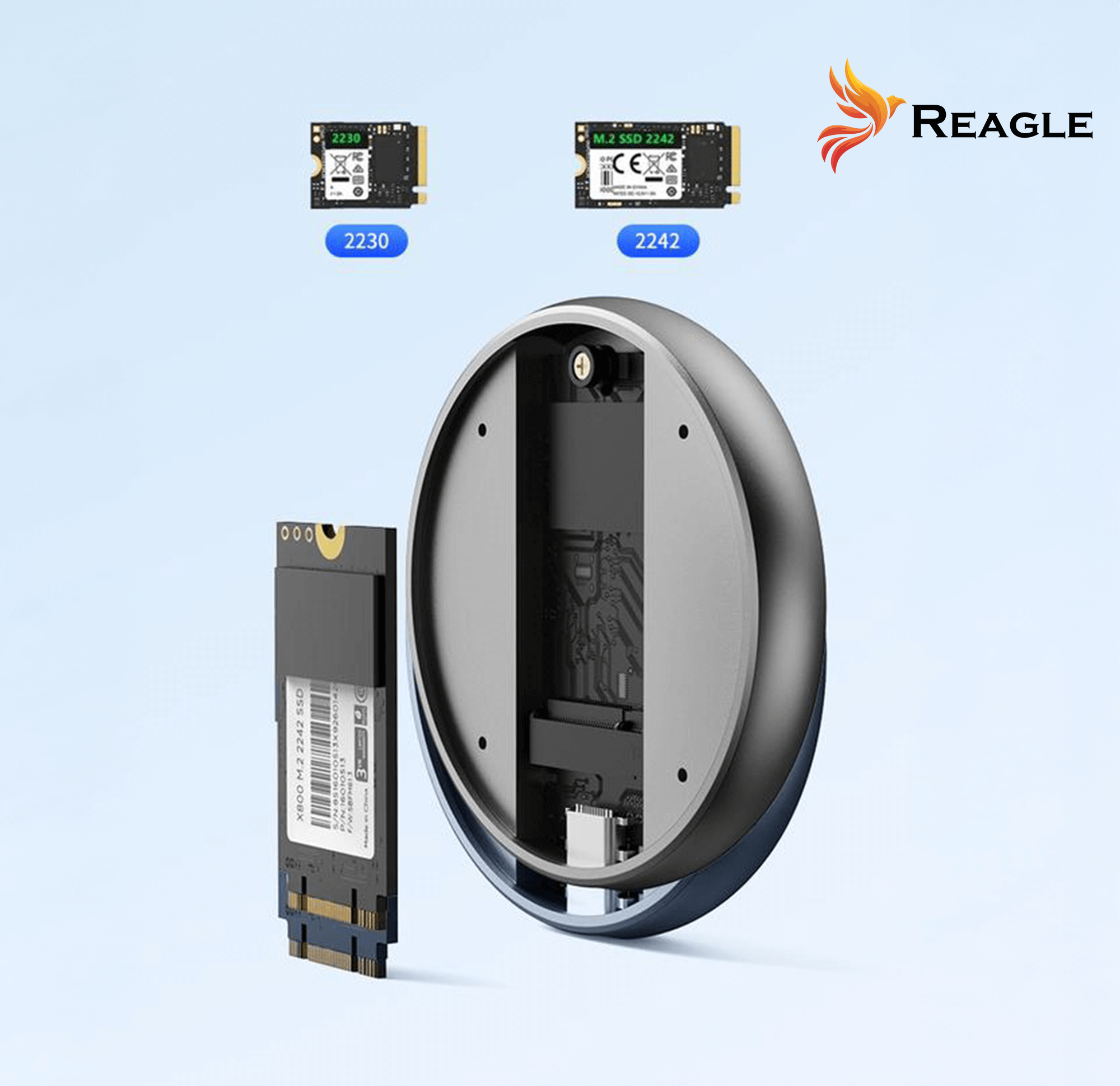 Dyski SSD. Dwa małe dyski SSD i otwarta obudowa dysku. Niebieskie tło.