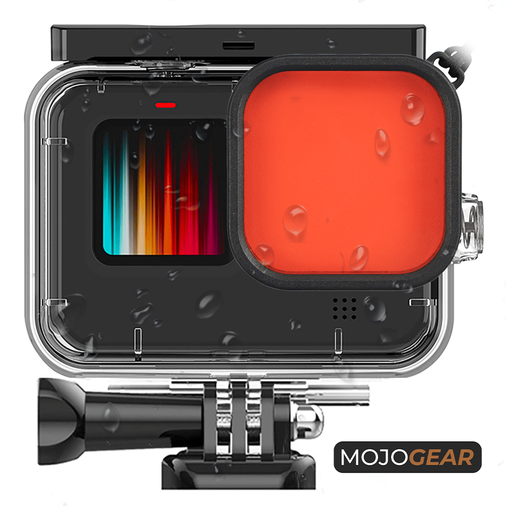 Een GoPro in een waterdichte behuizing met een rood filter, gemonteerd op een statief. Duidelijke waterdruppels.