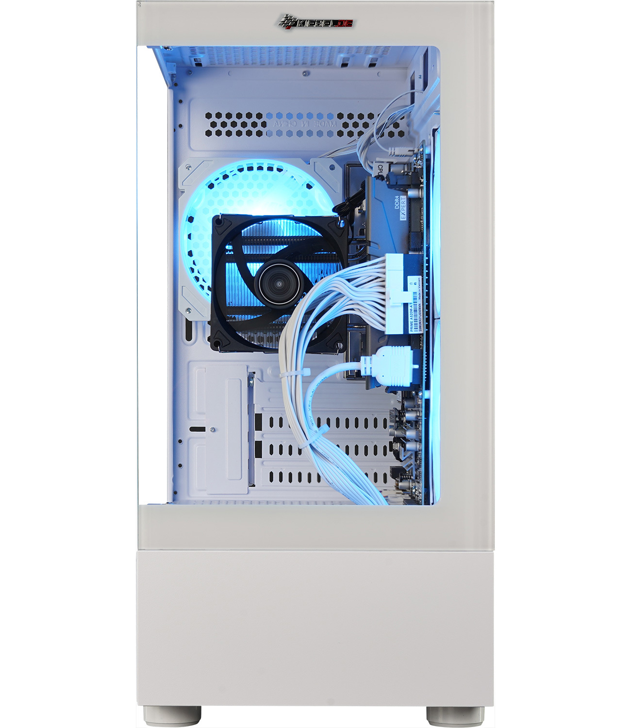 Weißes Computergehäuse mit Glasseitenwand. Innen beleuchteter blauer Lüfter.