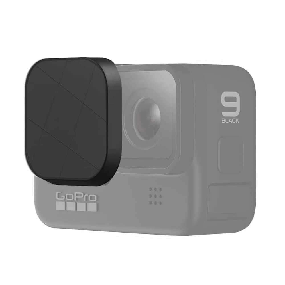 Caméra GoPro avec un cache objectif noir, un corps gris et le logo GoPro.