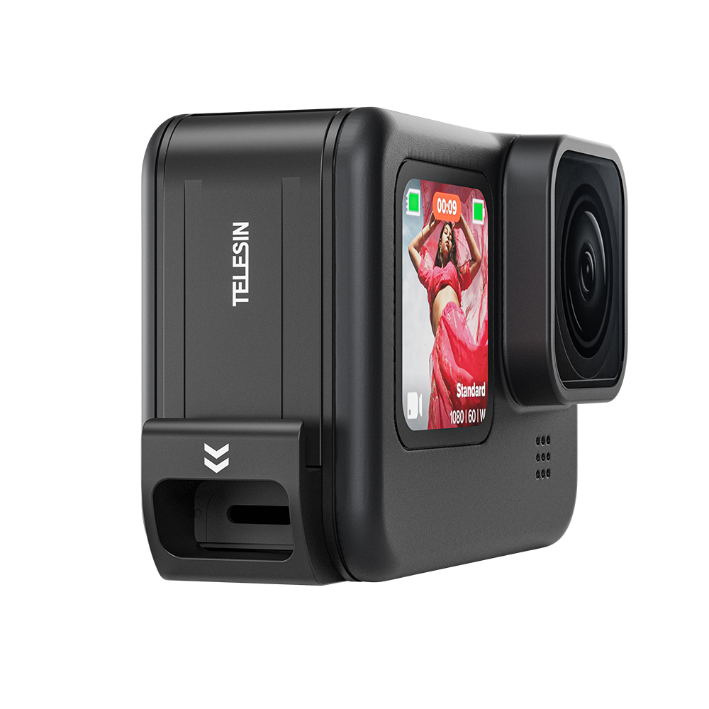 Een zwarte action camera met een scherm met een vrouw in het roze, op een witte achtergrond, met een lens.