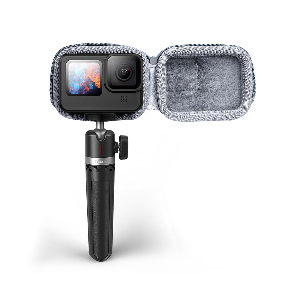 GoPro-camera in een hoes op een statief. De hoes is open. Witte achtergrond.