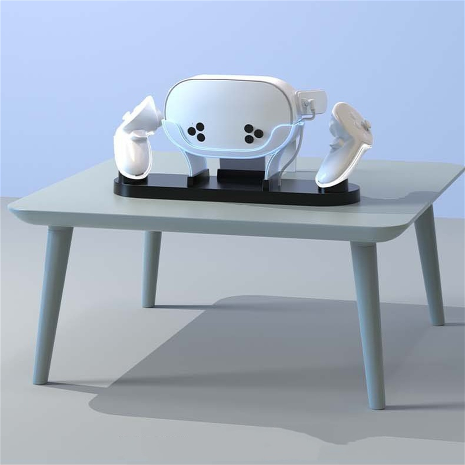 VR-Headset und Controller auf einem hellgrauen Tisch, blauer Hintergrund.