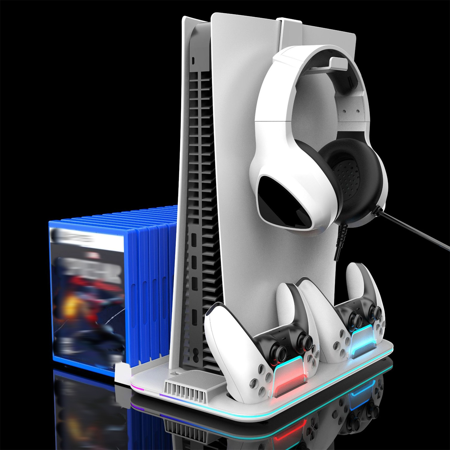 Eine weiße Konsole mit einer hochstehenden PS5, Controllern und einem Headset. Spiele sichtbar.