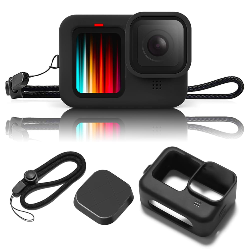 Een zwarte GoPro-camera met een zwarte hoes, een riem en andere accessoires op een wit oppervlak.