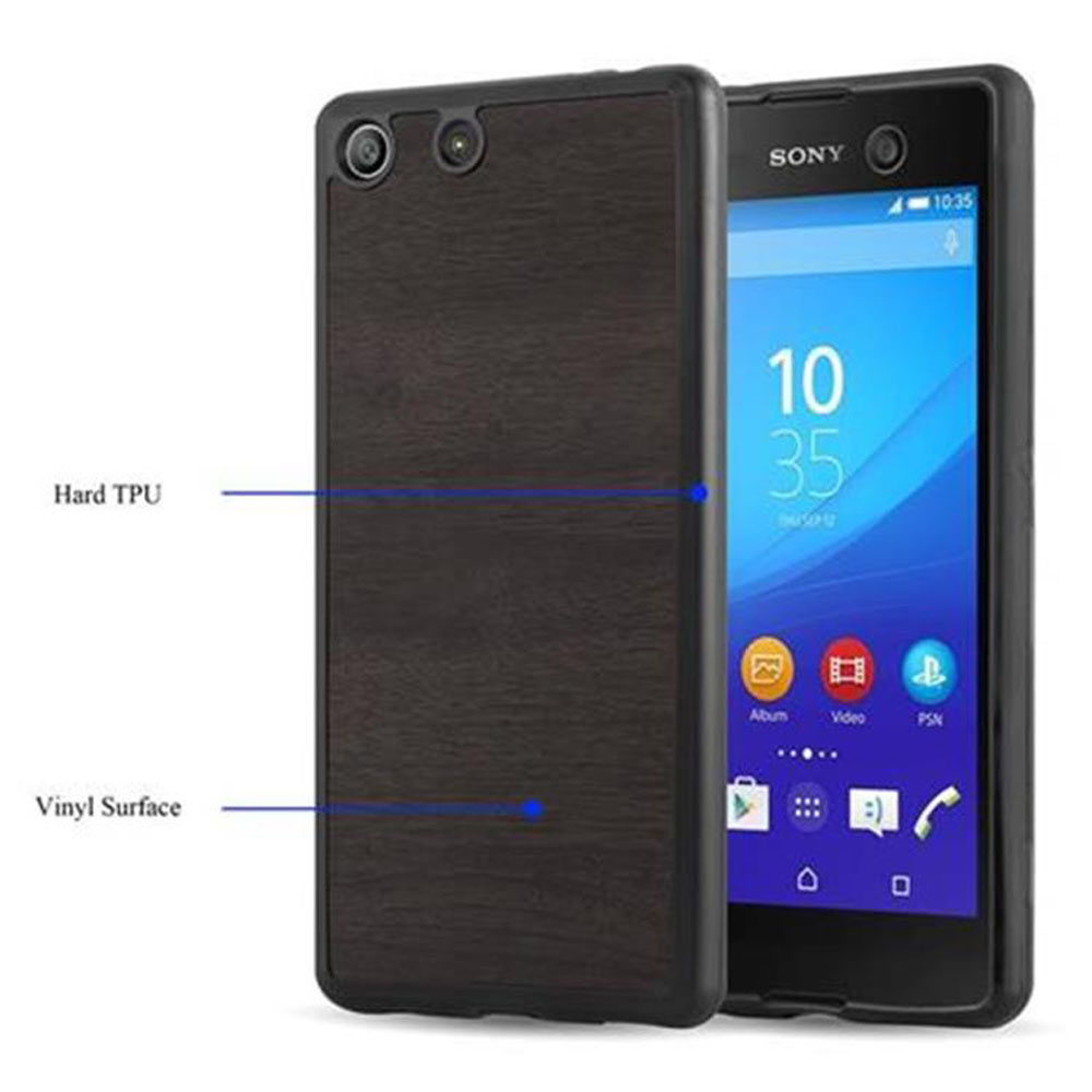 Una funda de teléfono negra y marrón está al lado de un teléfono. La pantalla del teléfono muestra una interfaz con la hora.