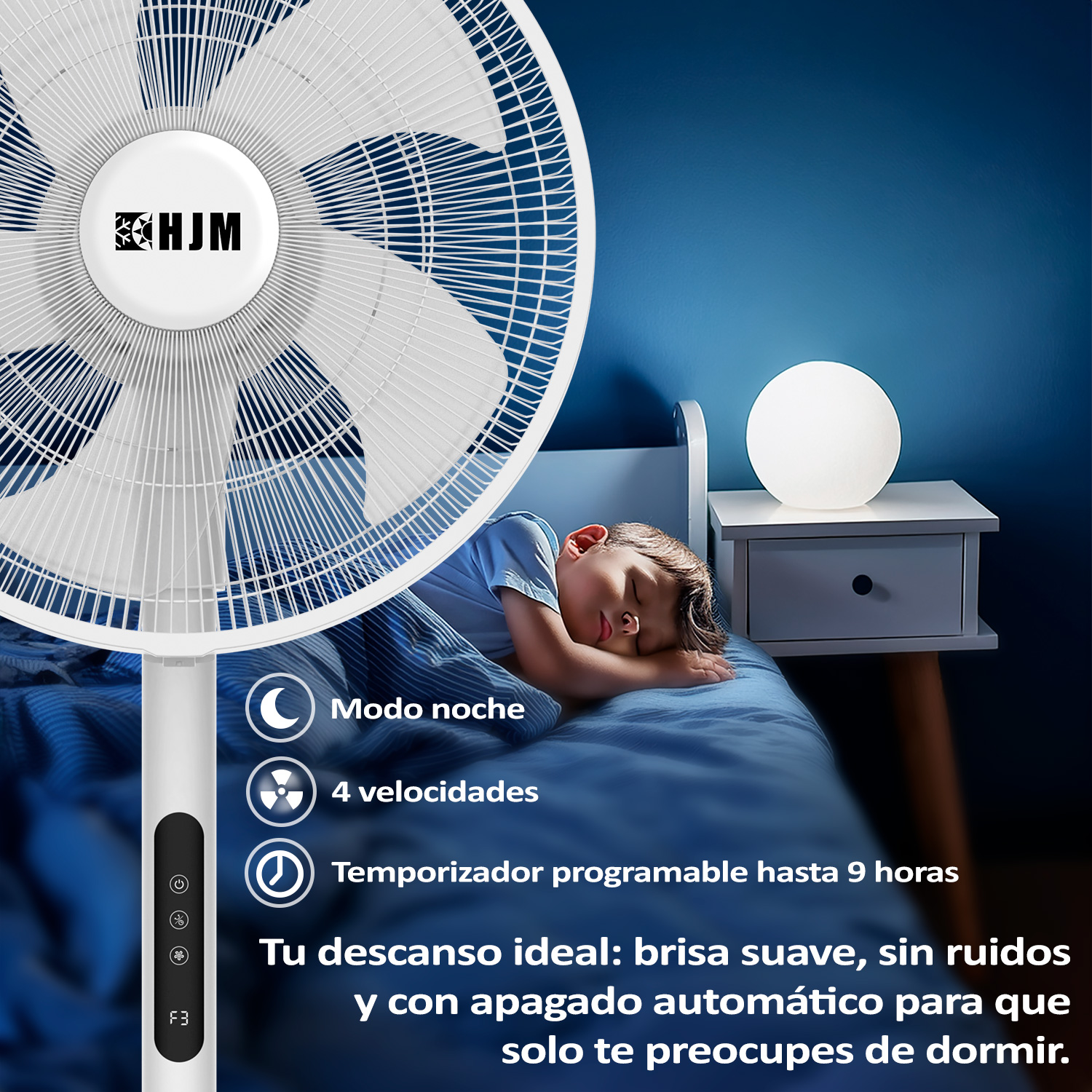 Un niño durmiendo junto a un ventilador blanco. Texto sobre modo noche, 4 velocidades y temporizador.