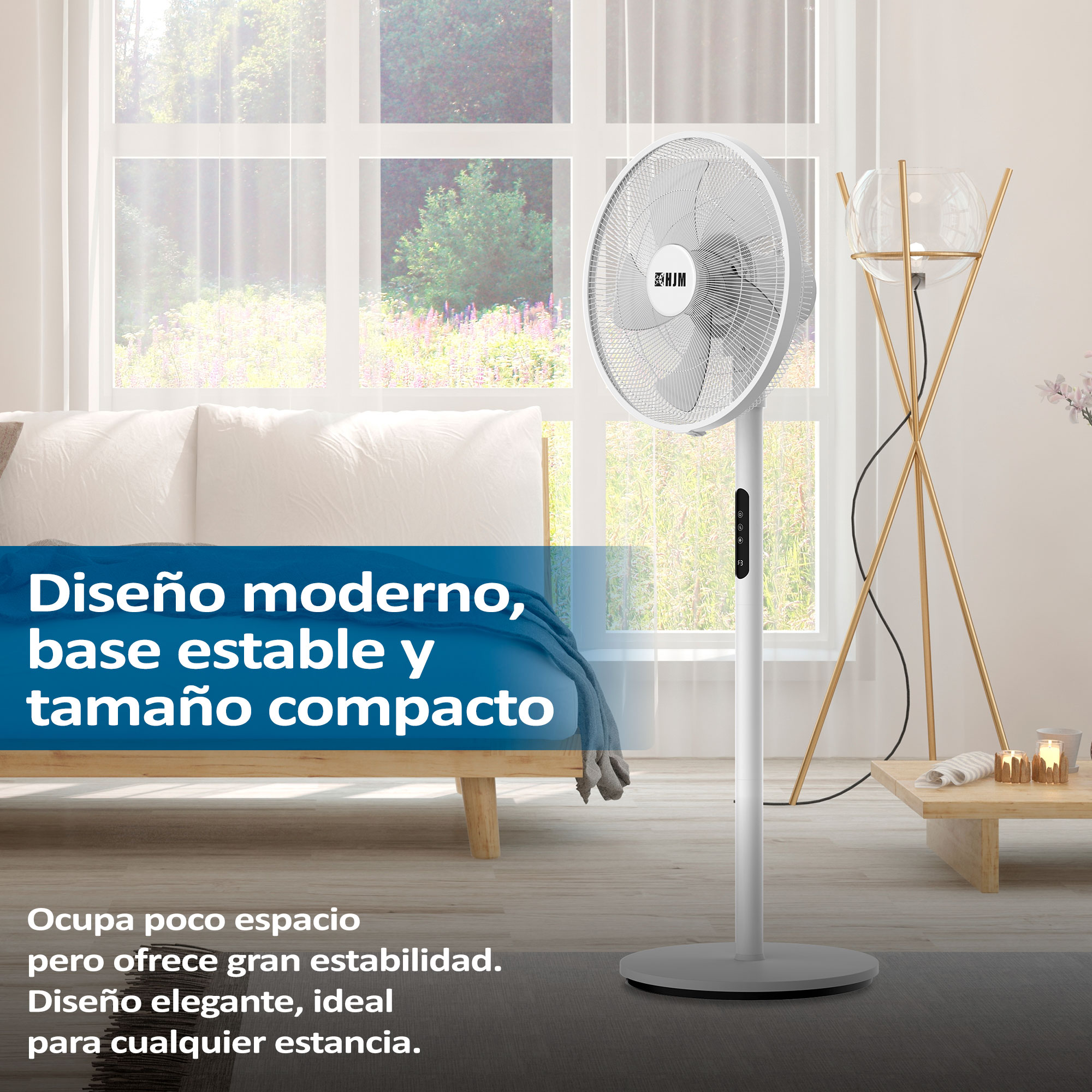 Un ventilador blanco con un soporte blanco en una habitación con ventana y sofá.