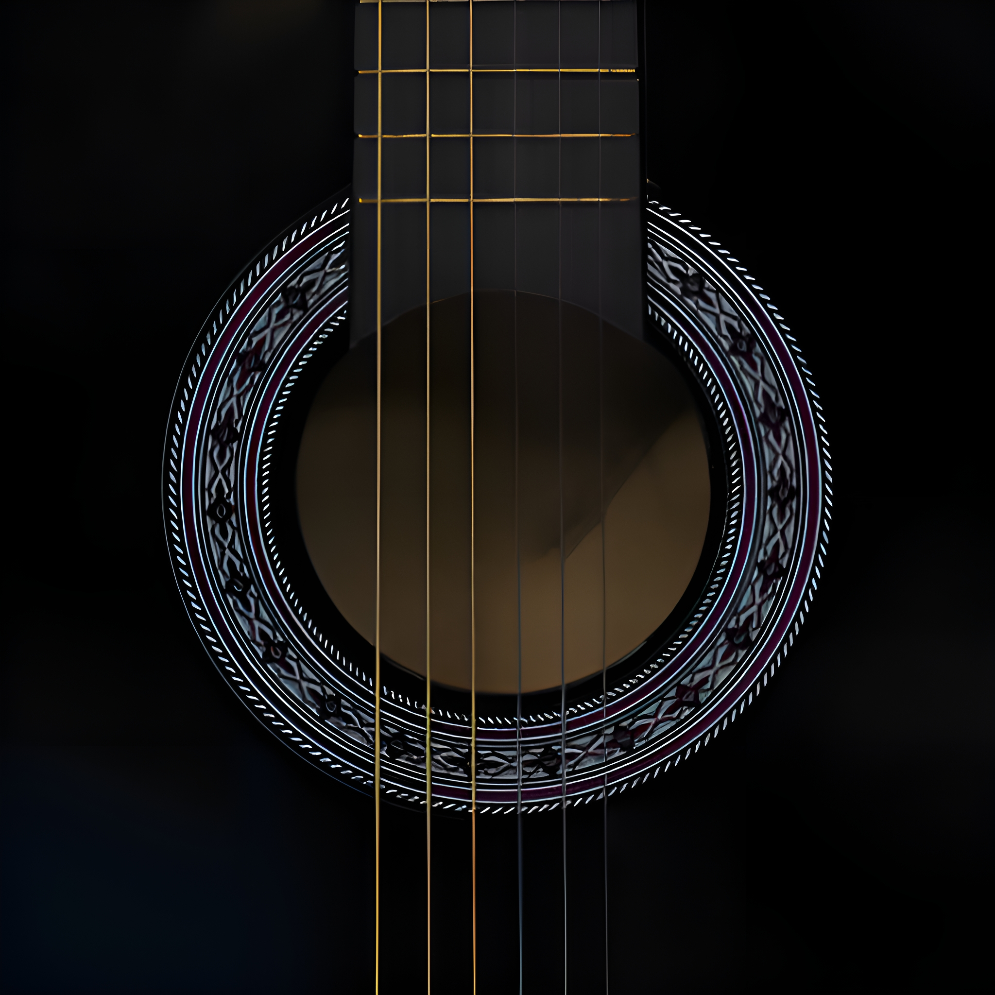 Nahaufnahme einer schwarzen Gitarre mit Saiten und einem dekorativen Schalllochdesign.