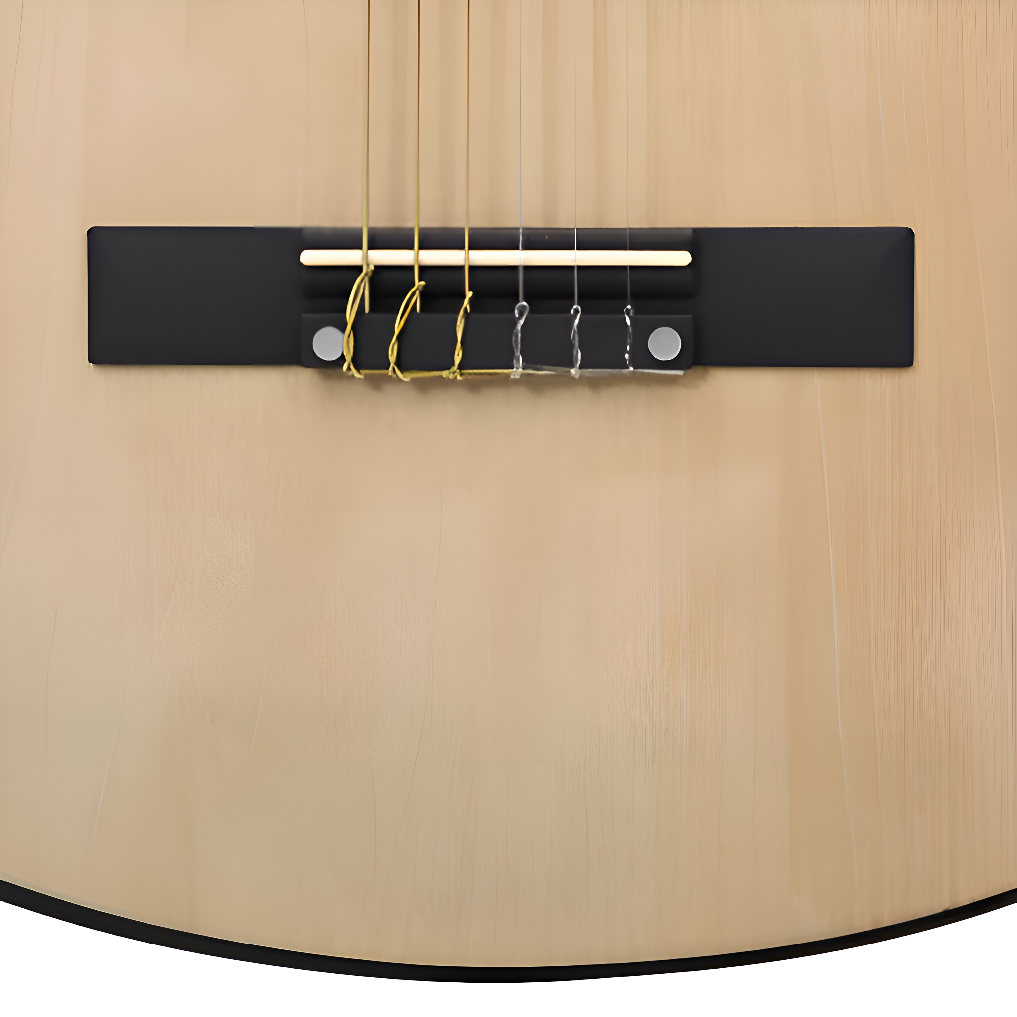 Nahaufnahme eines Gitarrenstegs mit Saiten und Steg vor hellem Holz.