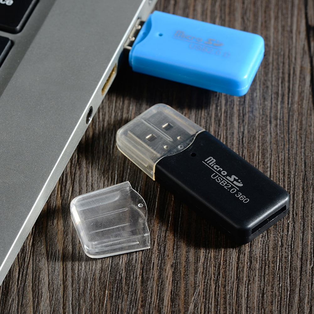 Schwarzer und blauer USB-Kartenleser auf Holz, neben einem Laptop.