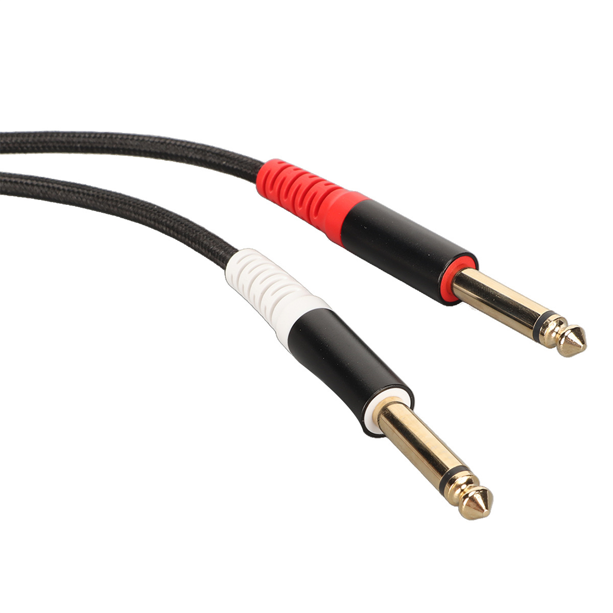 Zwei Audiokabel mit Goldsteckern. Eines hat einen roten Ring, das andere einen weißen, zur einfachen Identifizierung.