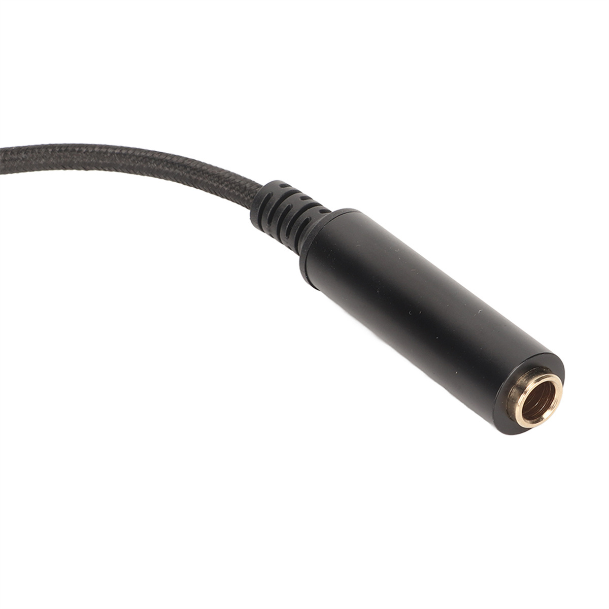 Schwarzer Audio-Klinkenstecker mit Goldende, auf Weiß. Schwarzes geflochtenes Kabel.