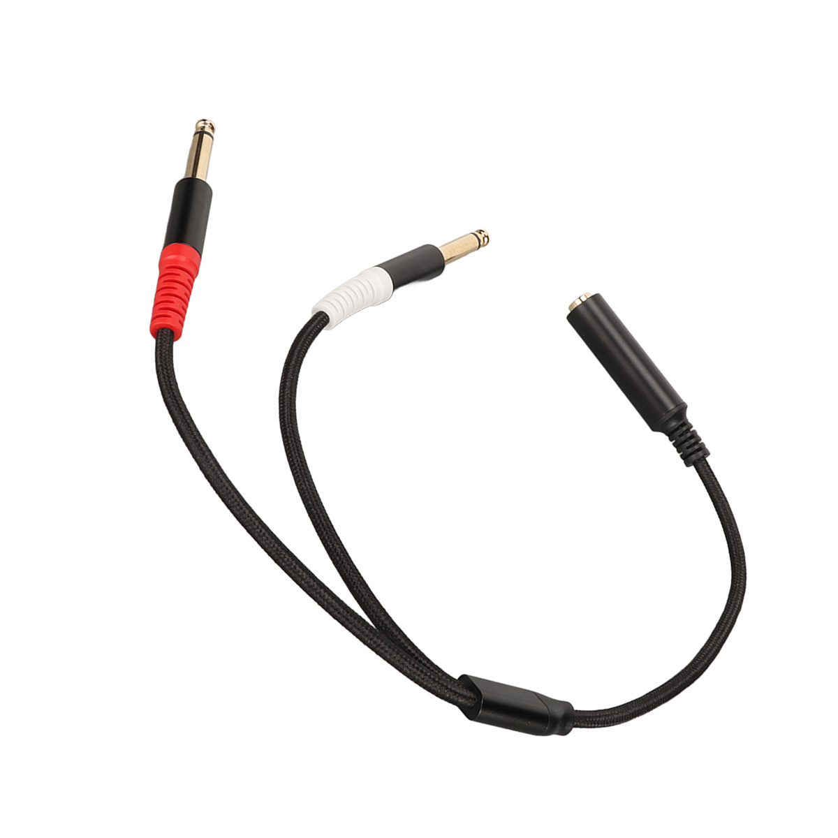 Ein schwarzes Audiokabel mit einem rot/schwarzen Stecker und einem weiß/schwarzen Stecker, das in einer Buchse endet.