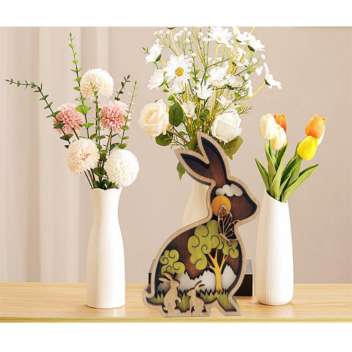 Osterhase aus Holz mit Szene, Blumen in Vasen im Hintergrund.
