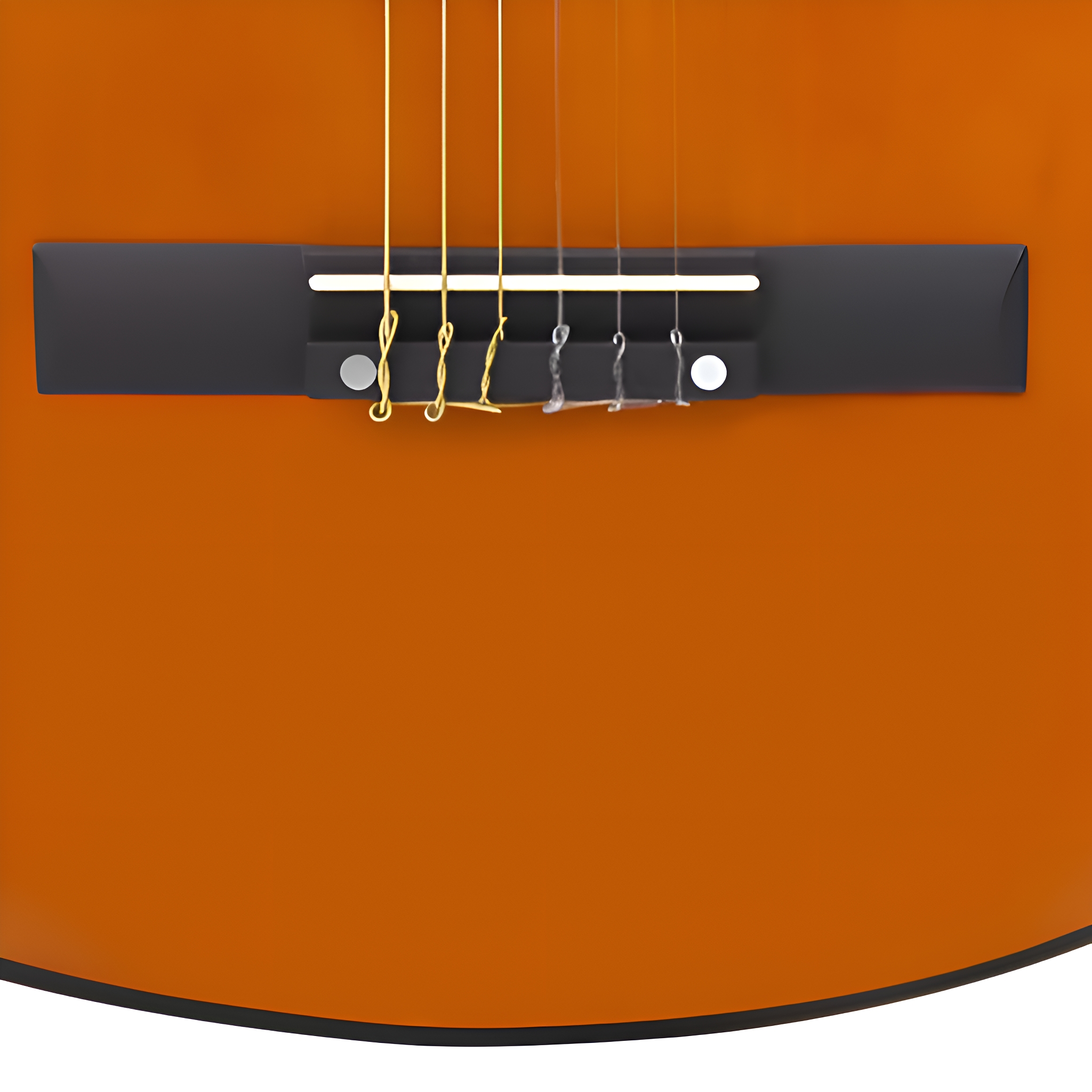 Nahaufnahme eines Gitarrenstegs, Saiten und Schalllochbereich, orangefarbener Korpus.