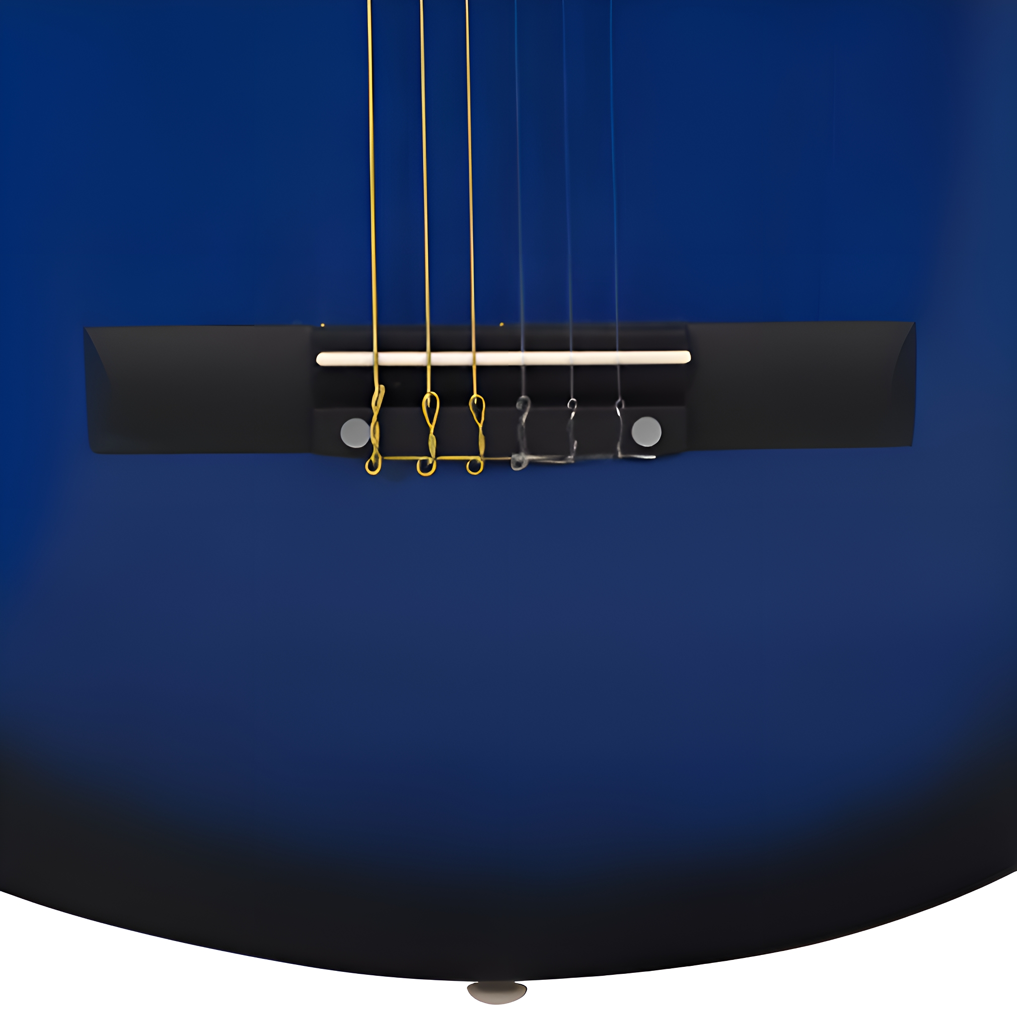 Nahaufnahme einer blauen Akustikgitarre mit schwarzer Brücke und Saiten.