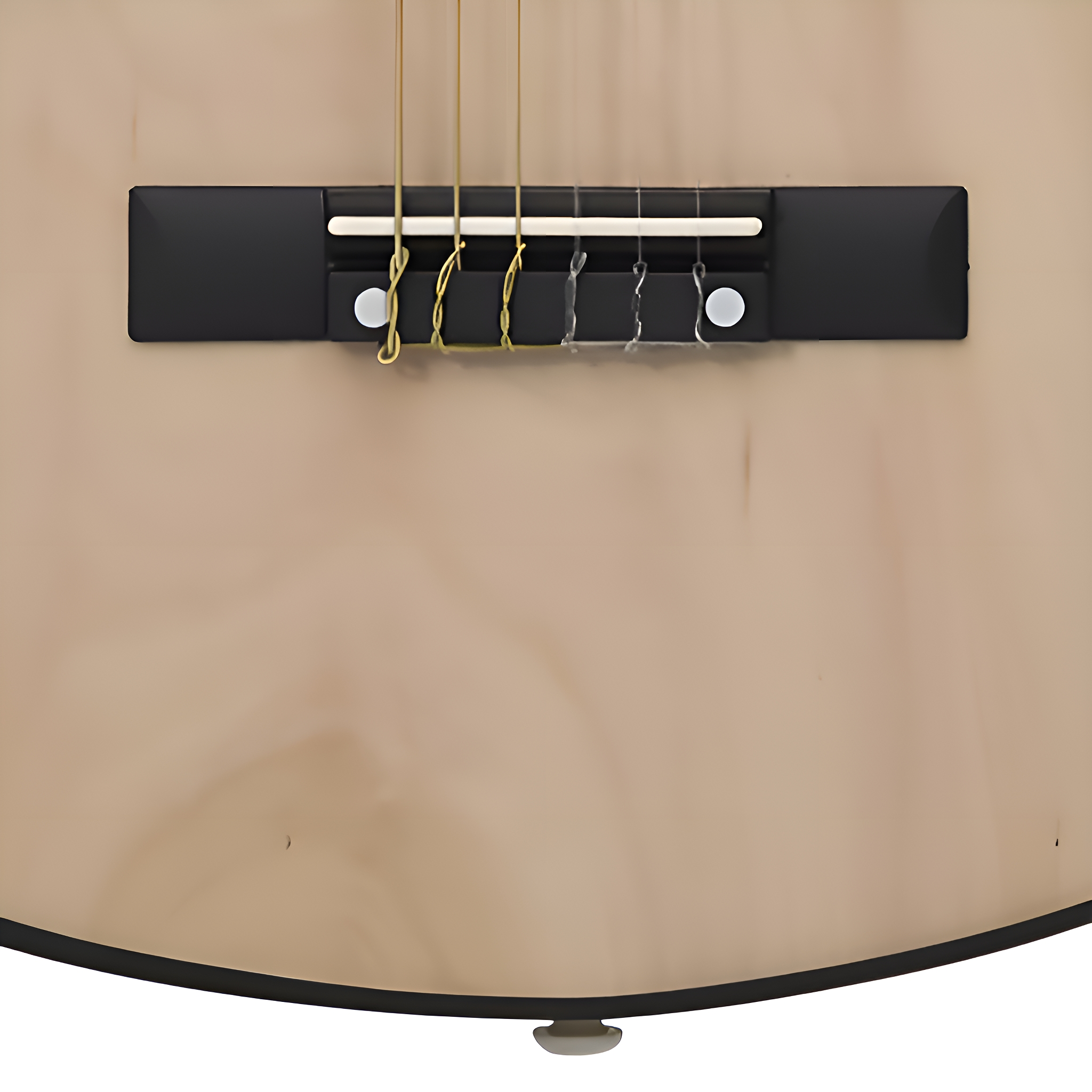 Nahaufnahme eines Gitarrenstegs und Saiten auf einer hellen Holzoberfläche.