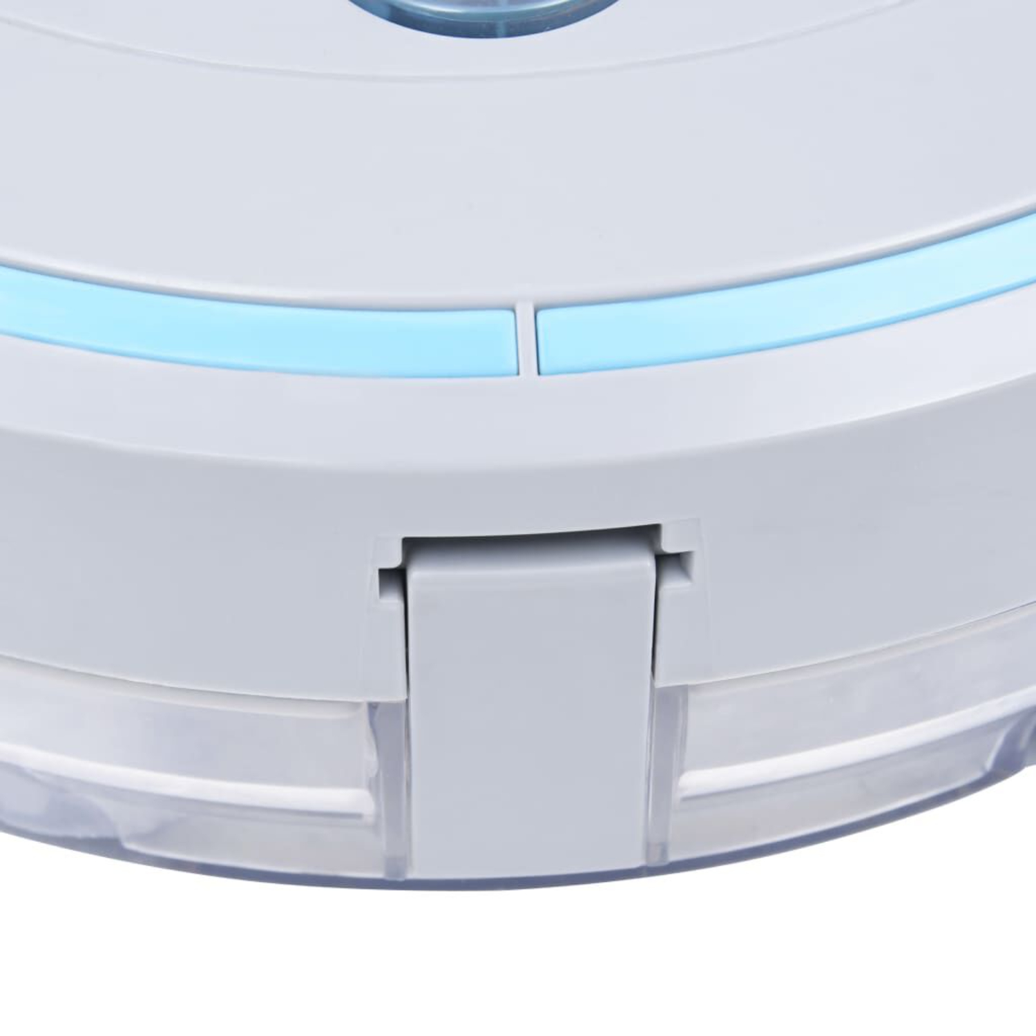 Nahaufnahme eines weißen und grauen Roboter-Staubsaugers mit blauem Licht.