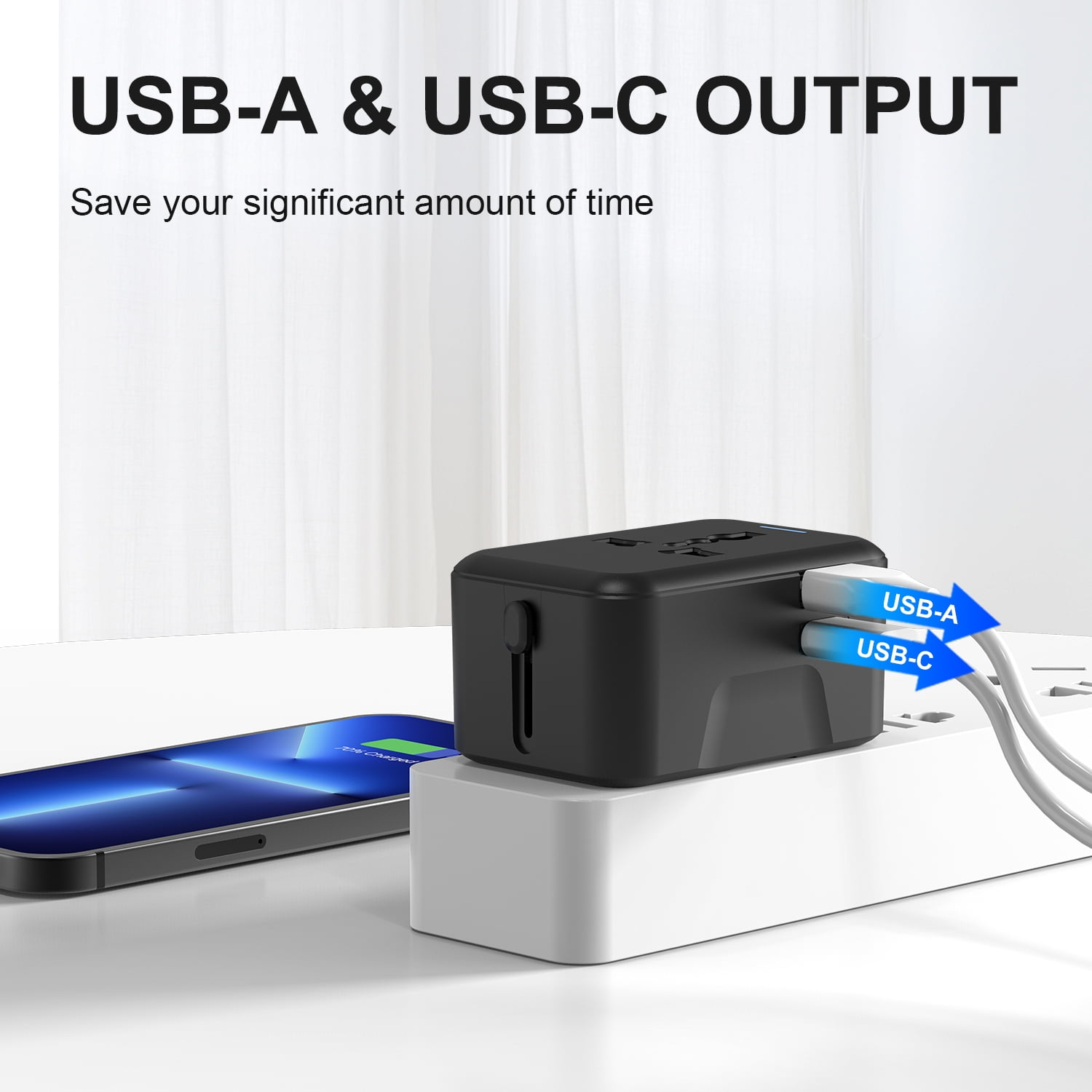 Schwarzer Netzadapter mit USB-A- und USB-C-Ausgängen, eingesteckt in eine weiße Steckdosenleiste.